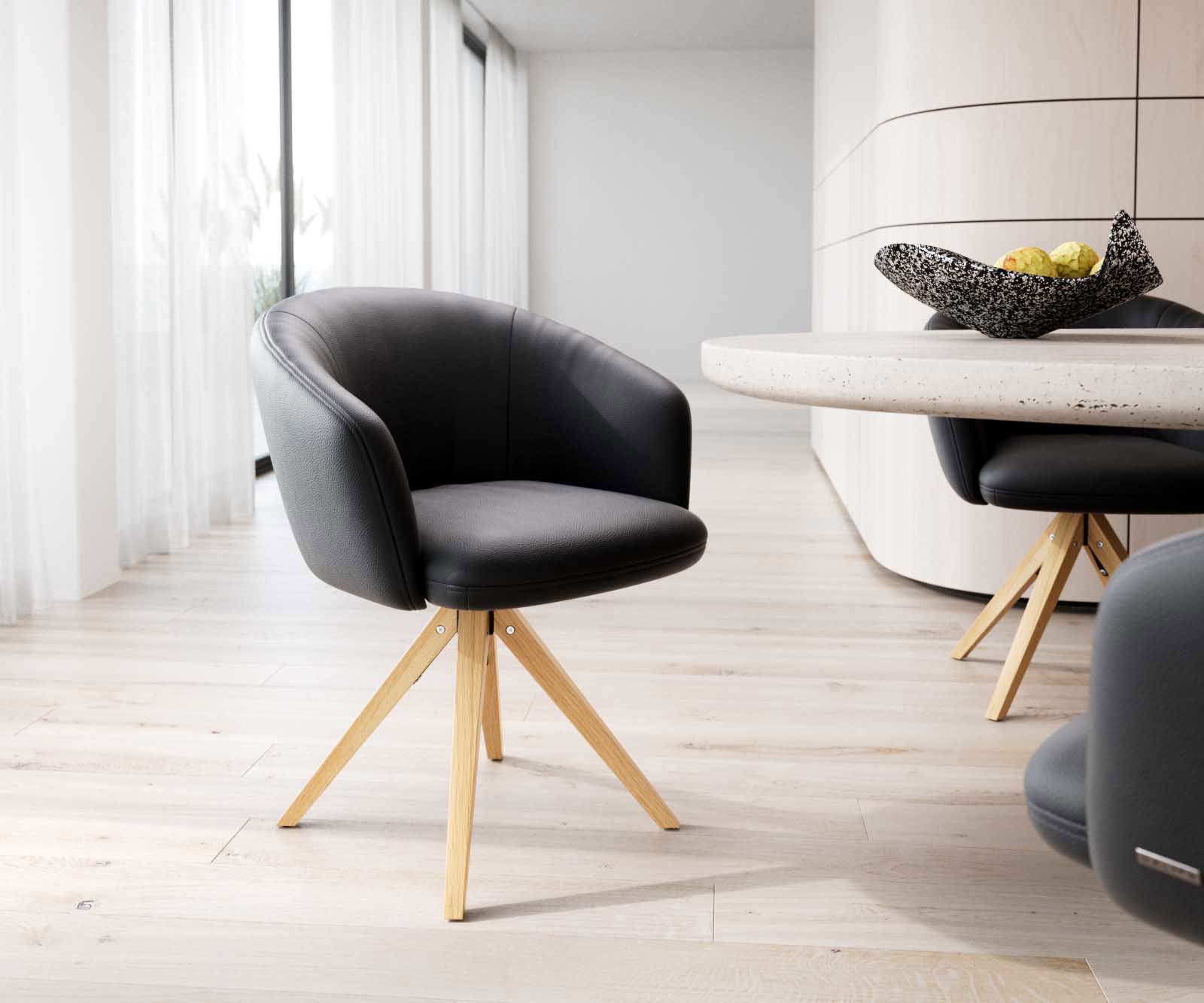 Chaise-pivotante Caja-Flex avec accoudoirs cuir de vache noir pied en bois angulaire naturel pivotement sur 180° ressorts ensachés