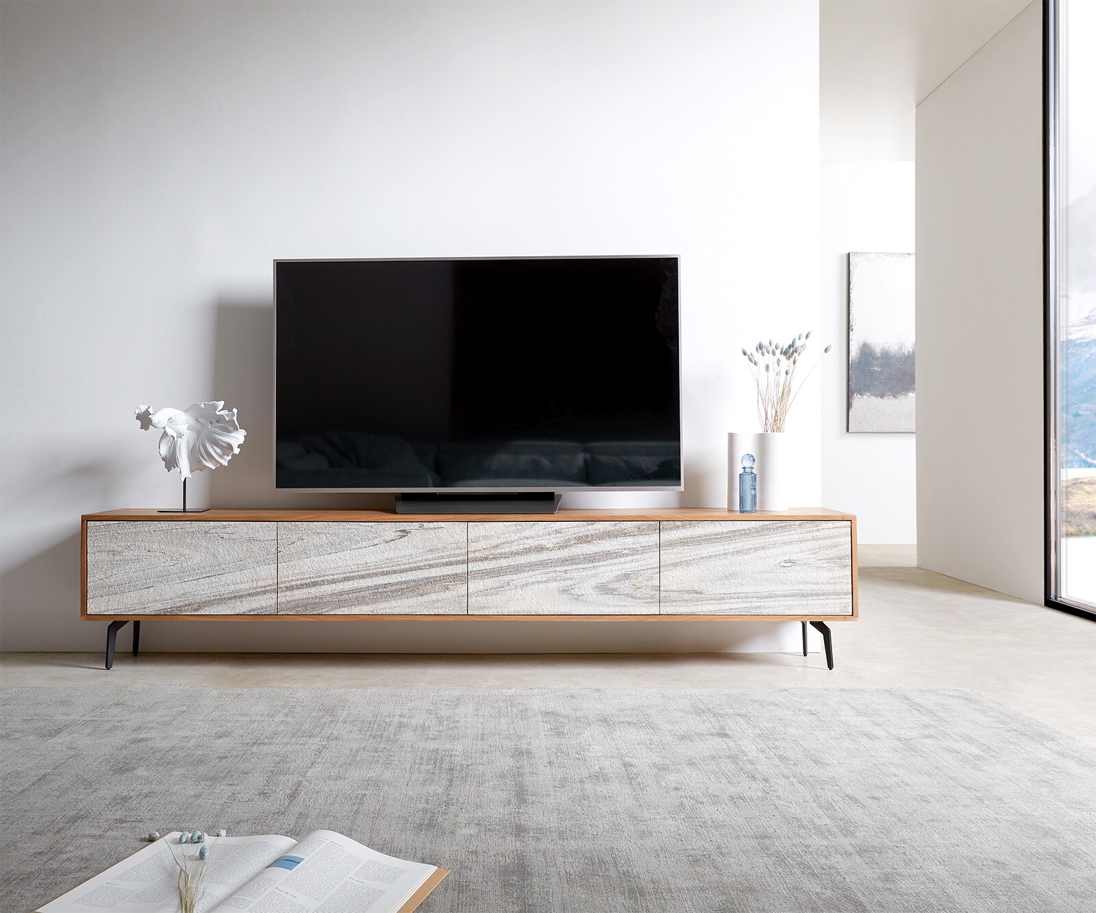 Meuble TV Kleo 220 cm acacia naturel 4 portes pieds angulaires métal noir 1 Meuble TV Kleo 220 cm acacia naturel 4 portes pieds angulaires métal noir 1