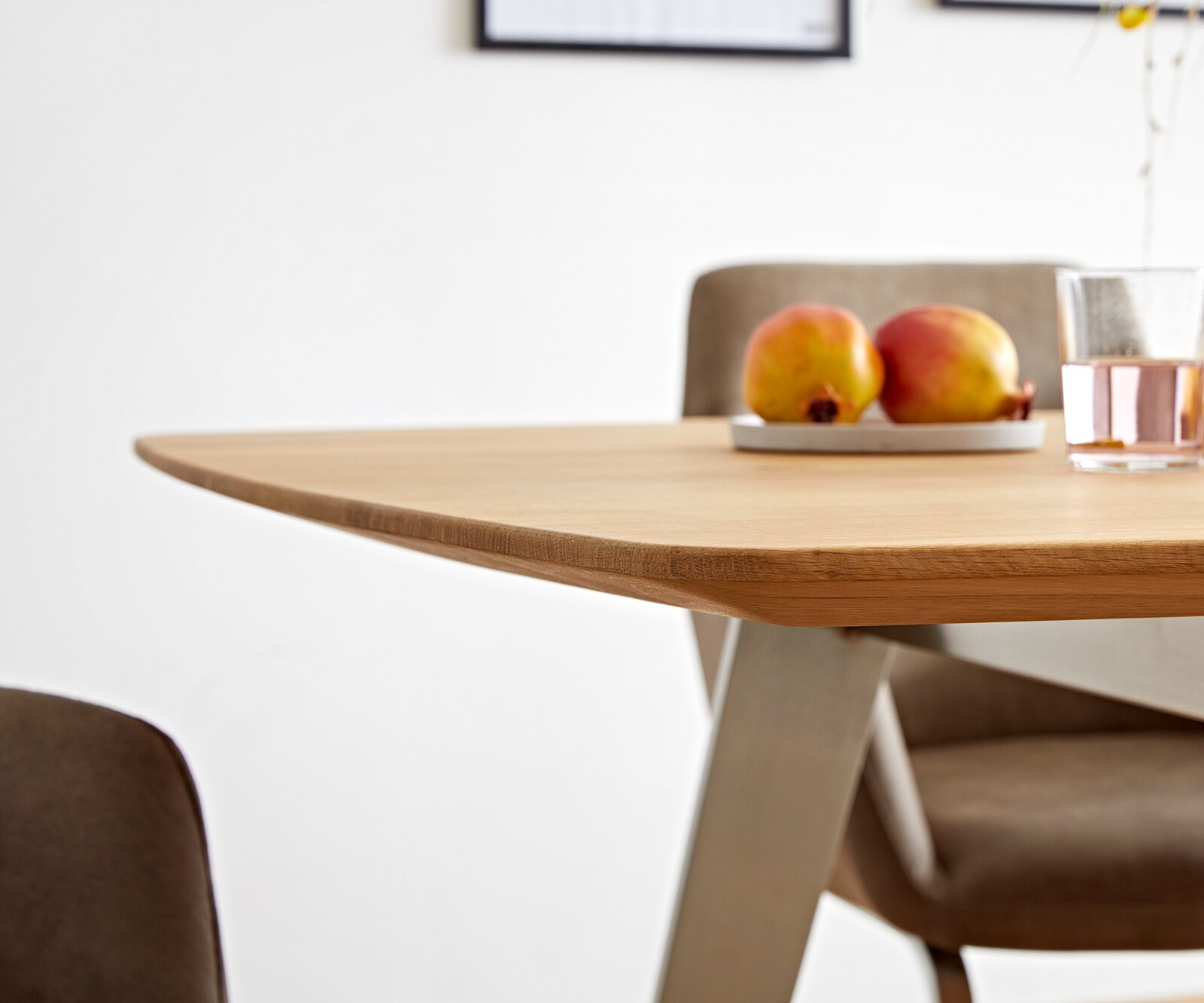 Table à manger Edge Boot 200x100x2,5-3 chêne nature acier inoxydable inclinée bord suisse 4