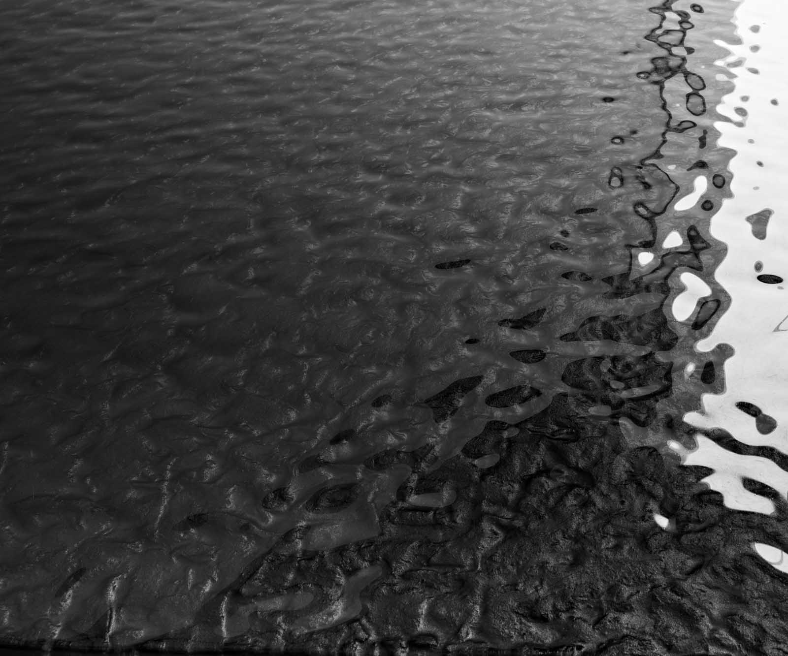 Table à manger Edge en forme de bateau 240x120 verre fondu noir fumé relief en 3D cadre en V acier plat noir 3