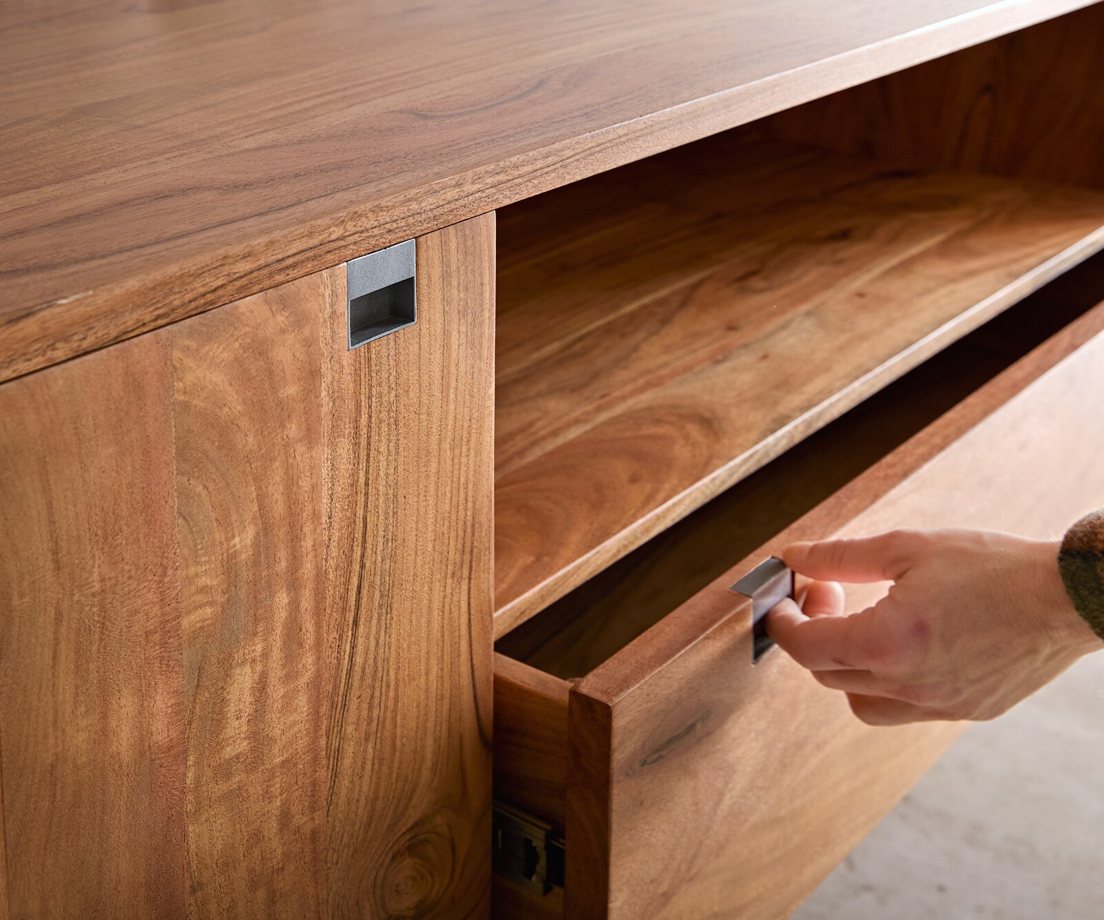 Commode Rivoro 175 cm acacia naturel 2 portes 1 tiroir 1 compartiment 4