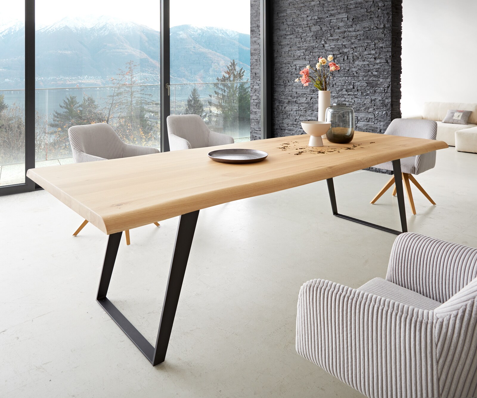 Table à manger Edge 260x100 chêne nature métal inclinée noir Live-Edge 1