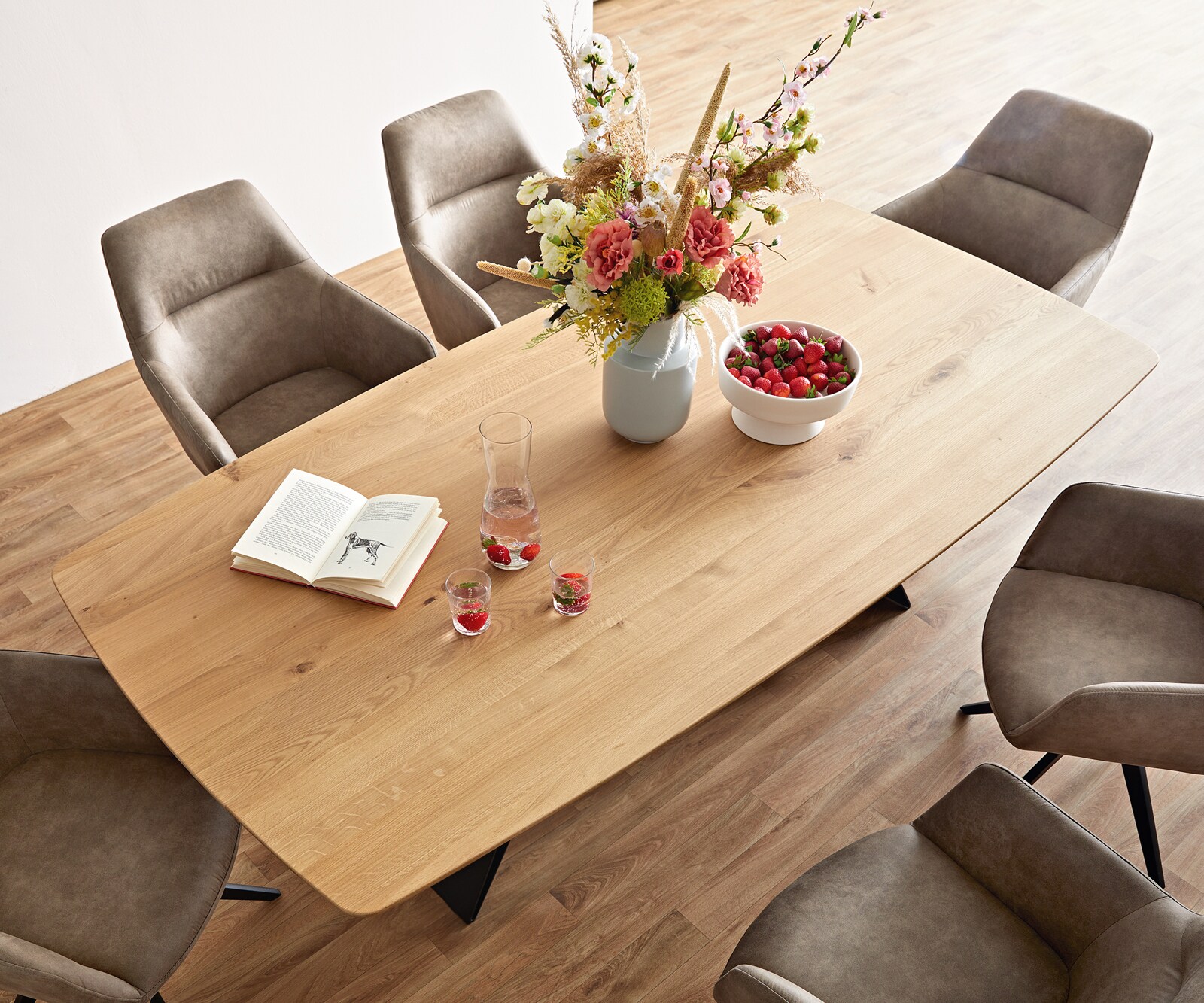 Table à manger Edge Boot 200x100x2,5-3 chêne nature cadre en V acier plat noir bord suisse 1