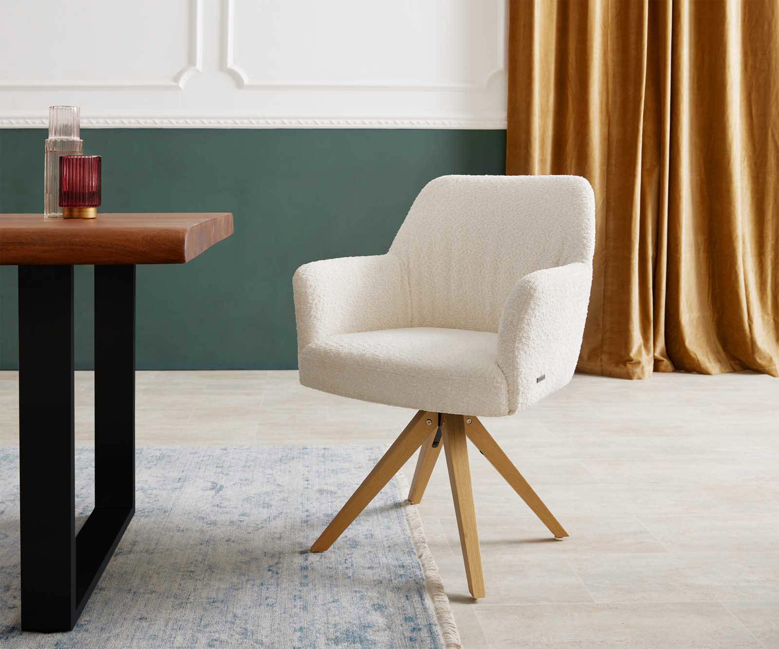 Chaise-pivotante Xana-Flex avec accoudoirs bouclé blanc pied en bois angulaire naturel pivotement sur 180° ressorts ensachés