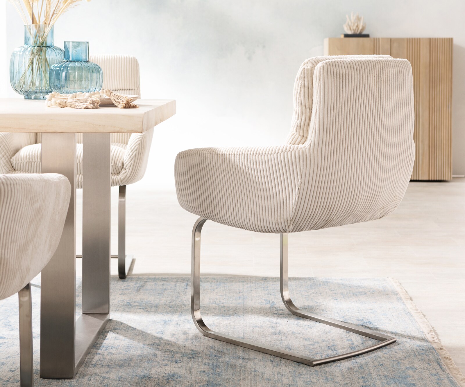 Cantilever Abelia-Flex avec accoudoirs côtelé beige vintage pied cantilever plat acier inoxydable brossé 4 Cantilever Abelia-Flex avec accoudoirs côtelé beige vintage pied cantilever plat acier inoxydable brossé 4