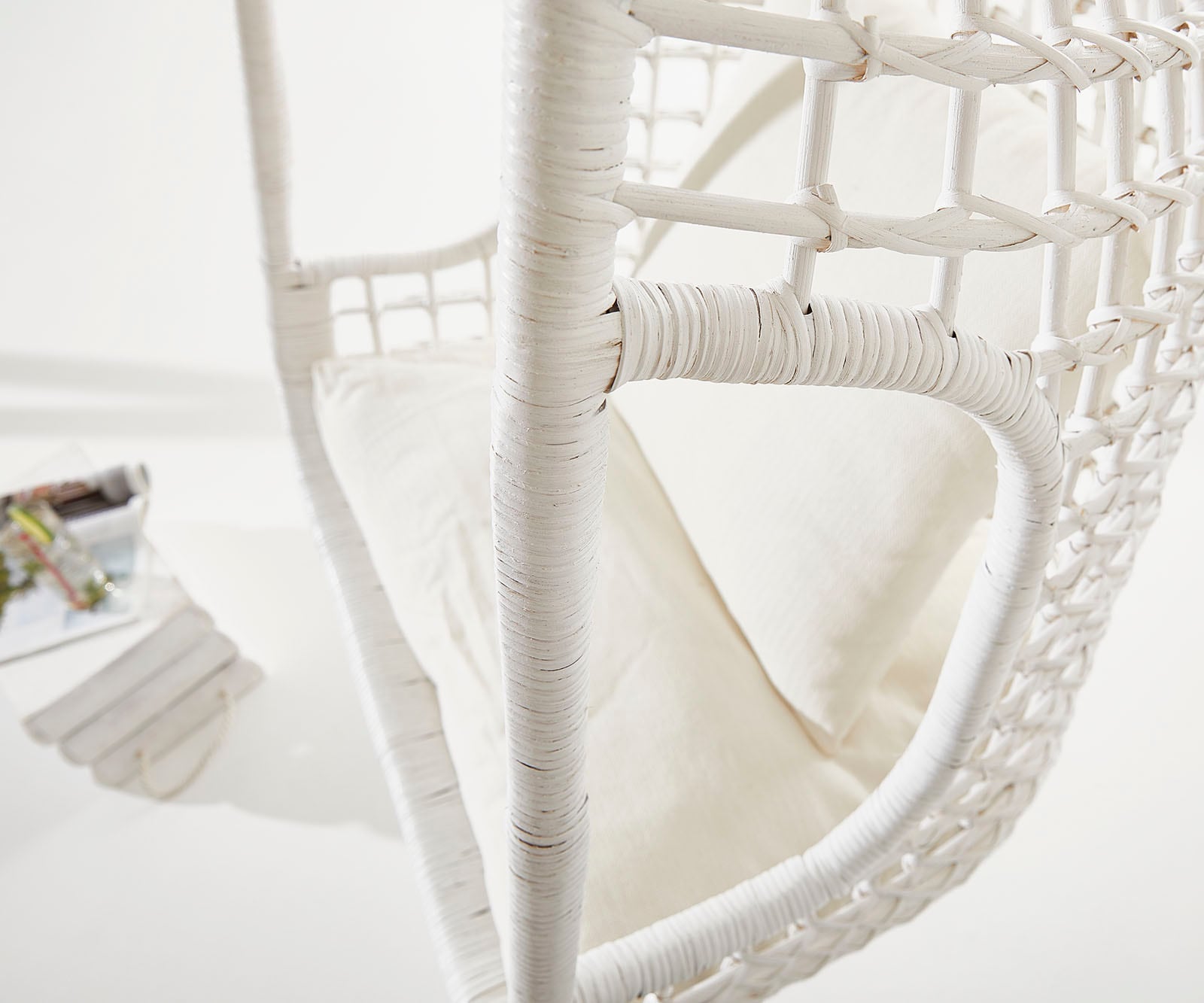 Chaise-à-suspension Edessa avec coussins rotin blanc 5 Chaise-à-suspension Edessa avec coussins rotin blanc 5