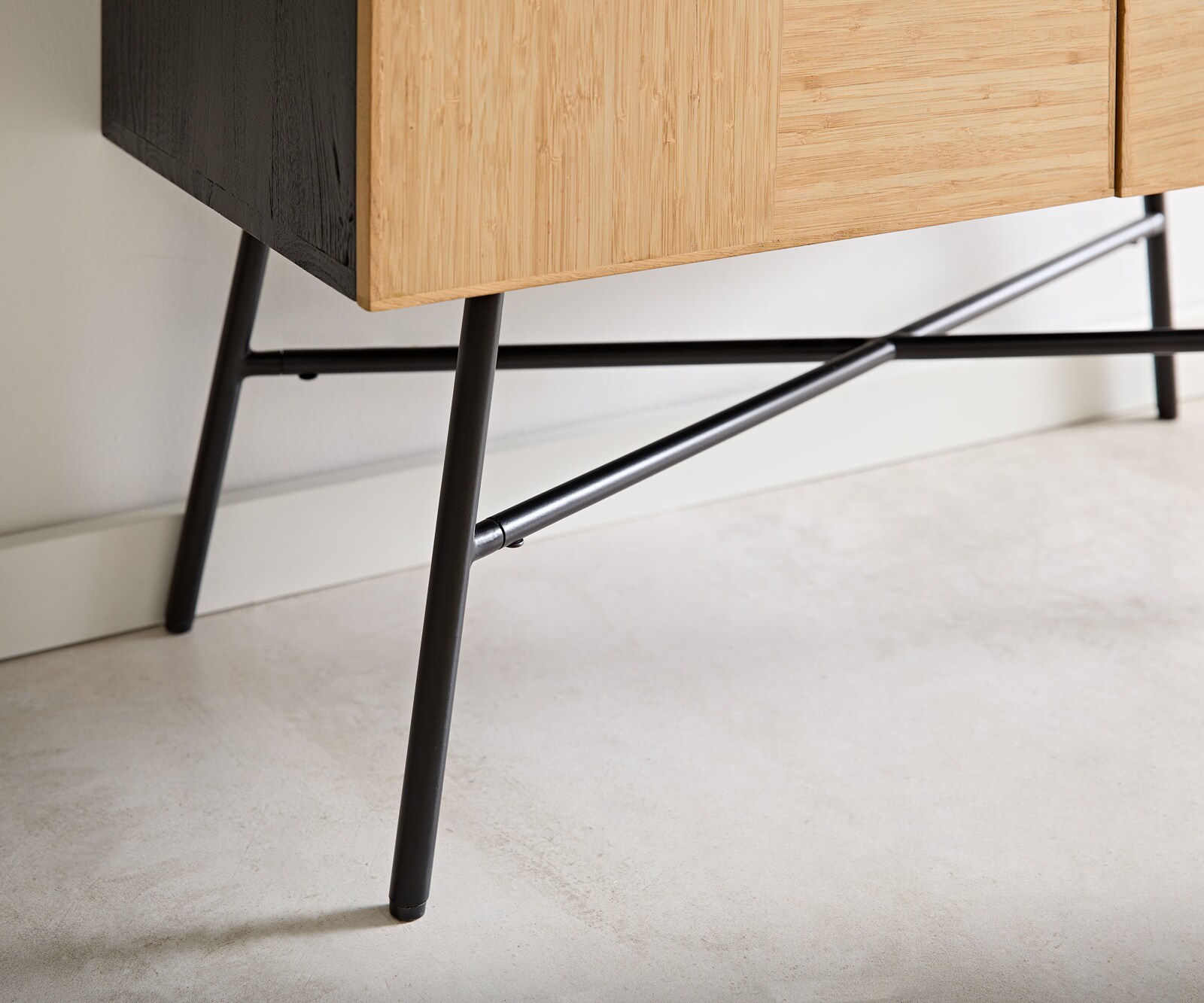 Buffet-haut Mikkusu 90x150 cm bambou naturel manguier noir 4 portes métal noir 4