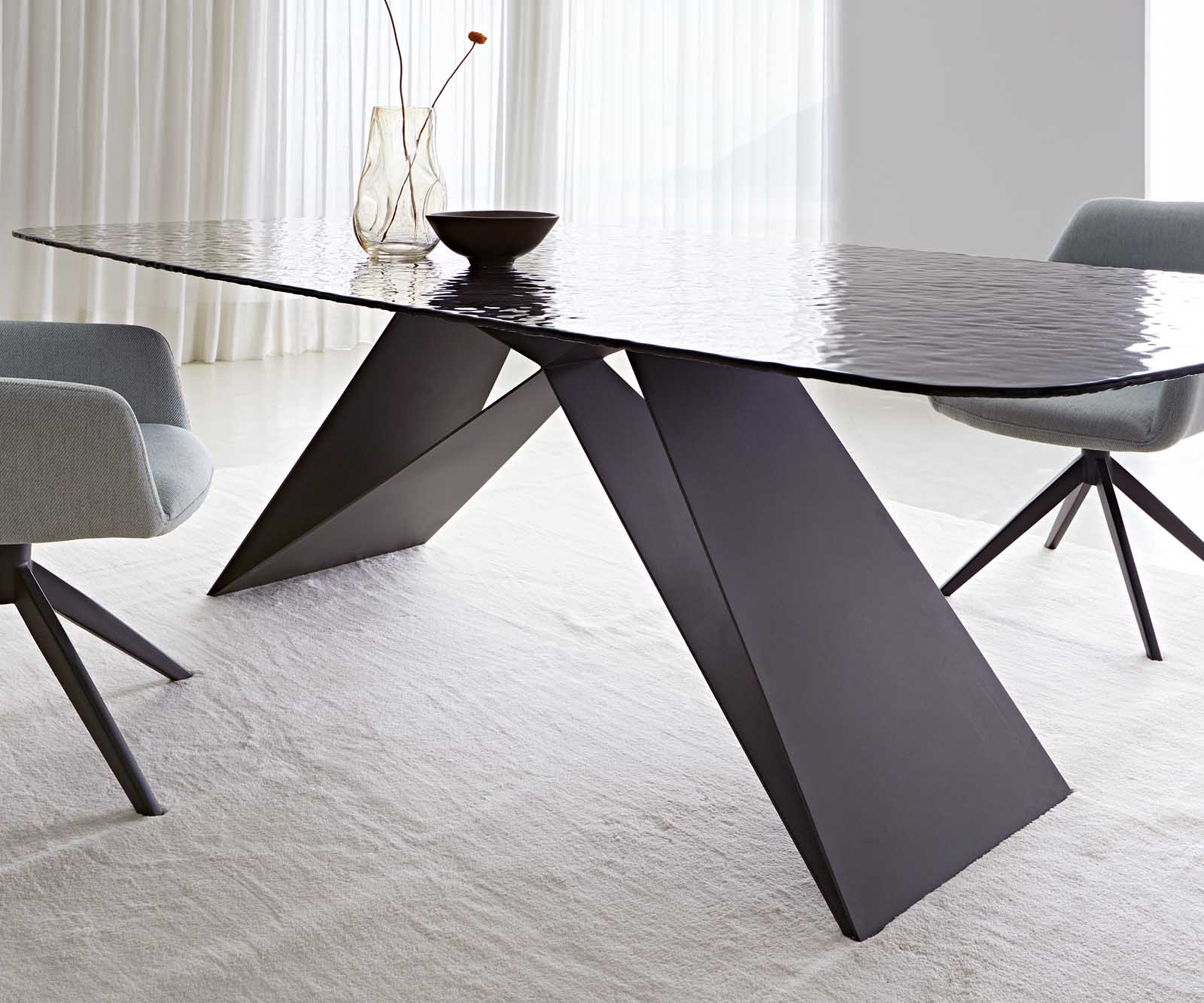 Table à manger Edge en forme de bateau 240x120 verre fondu noir fumé relief en 3D cadre en V acier plat noir 6
