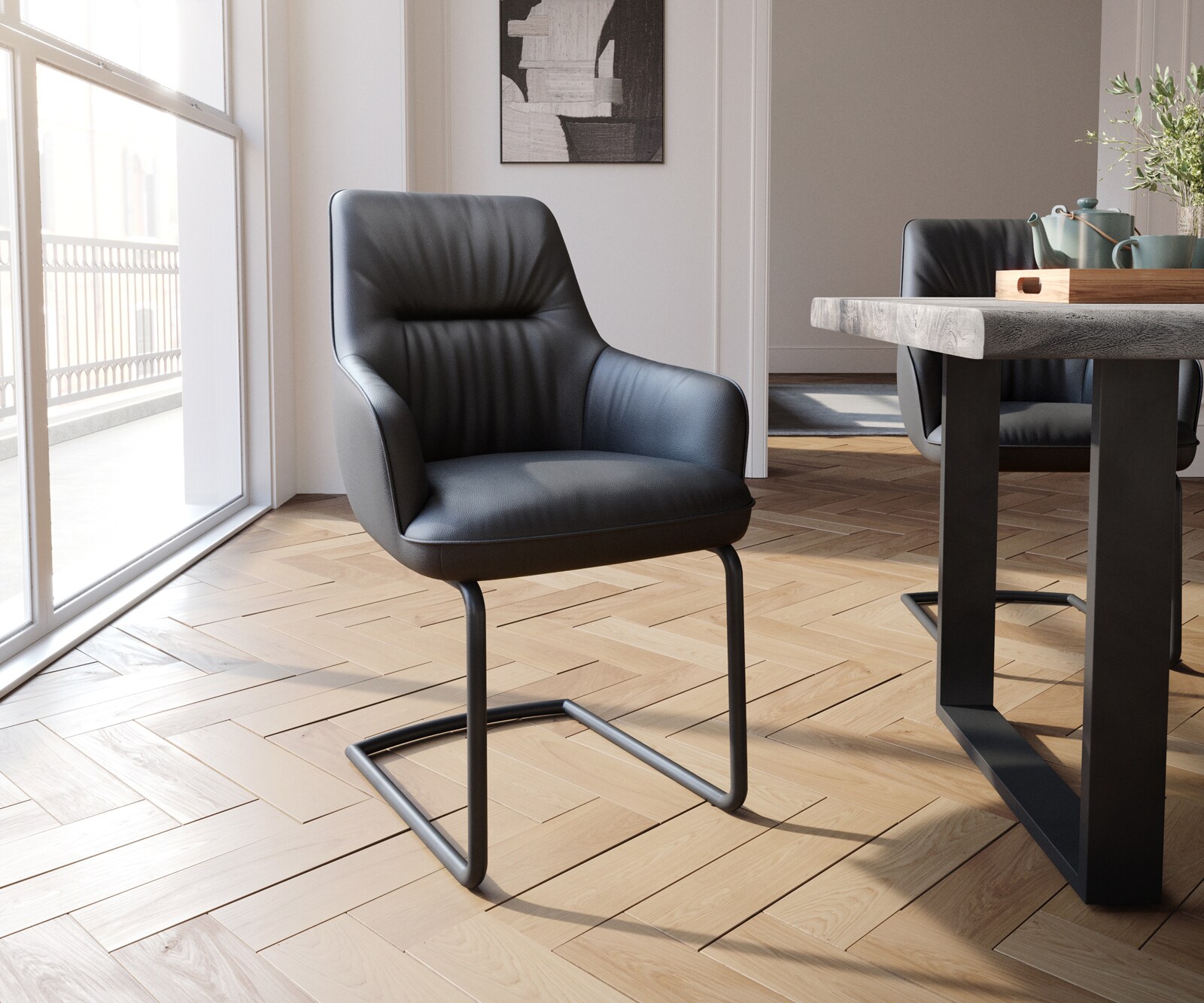 Cantilever Zelia-Flex avec accoudoirs cuir de vache noir pied cantilever rond noir ressorts ensachés