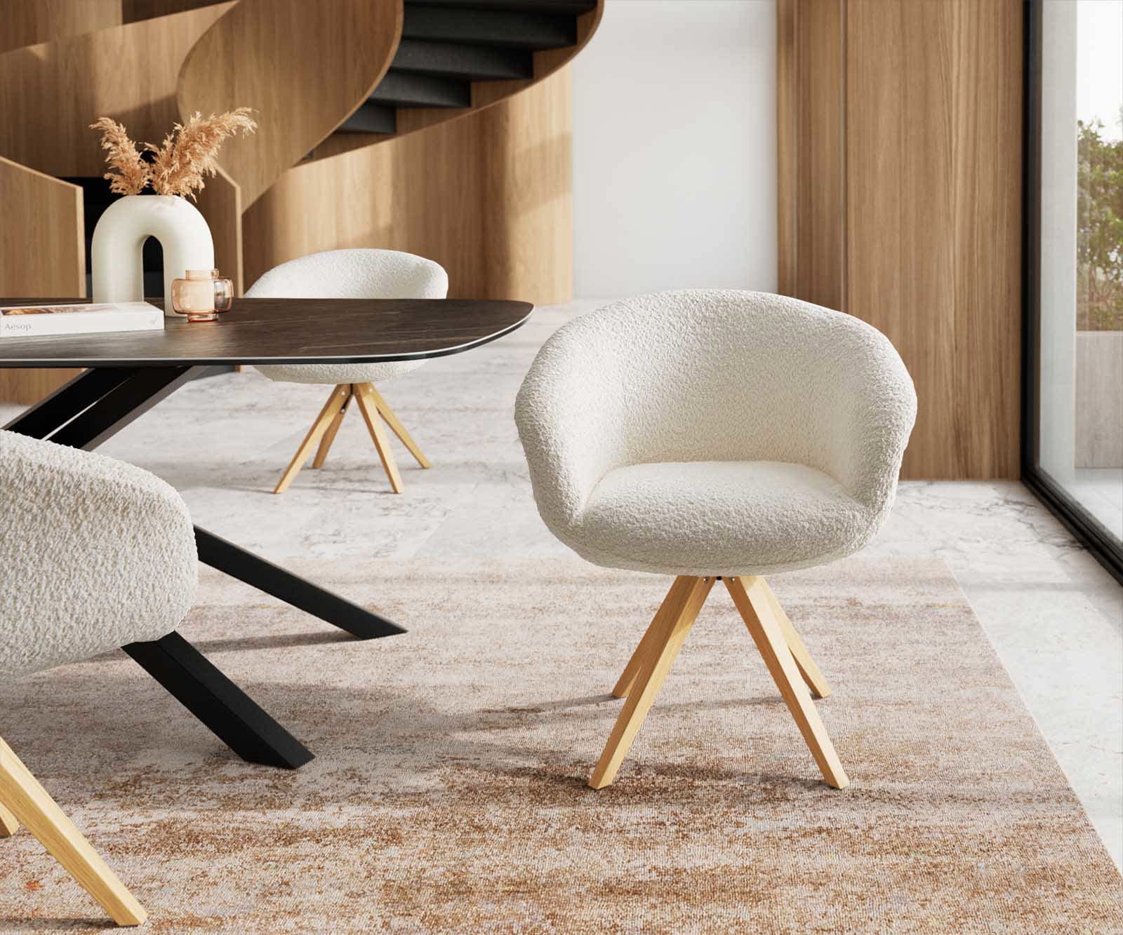 Chaise-pivotante Vinka-Flex avec accoudoirs bouclé blanc pied en bois angulaire naturel pivotement sur 180° ressorts ensachés 1 Chaise-pivotante Vinka-Flex avec accoudoirs bouclé blanc pied en bois angulaire naturel pivotement sur 180° ressorts ensachés 1