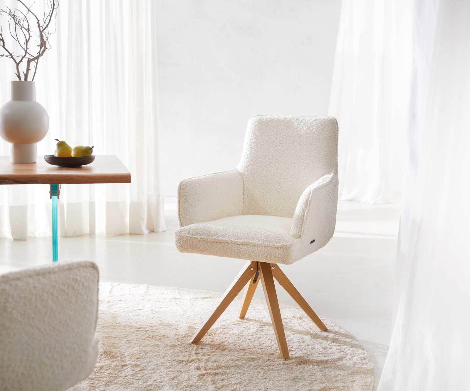 Chaise-pivotante Heira-Flex avec accoudoirs bouclé blanc pied en bois angulaire naturel pivotement sur 180° ressorts ensachés
