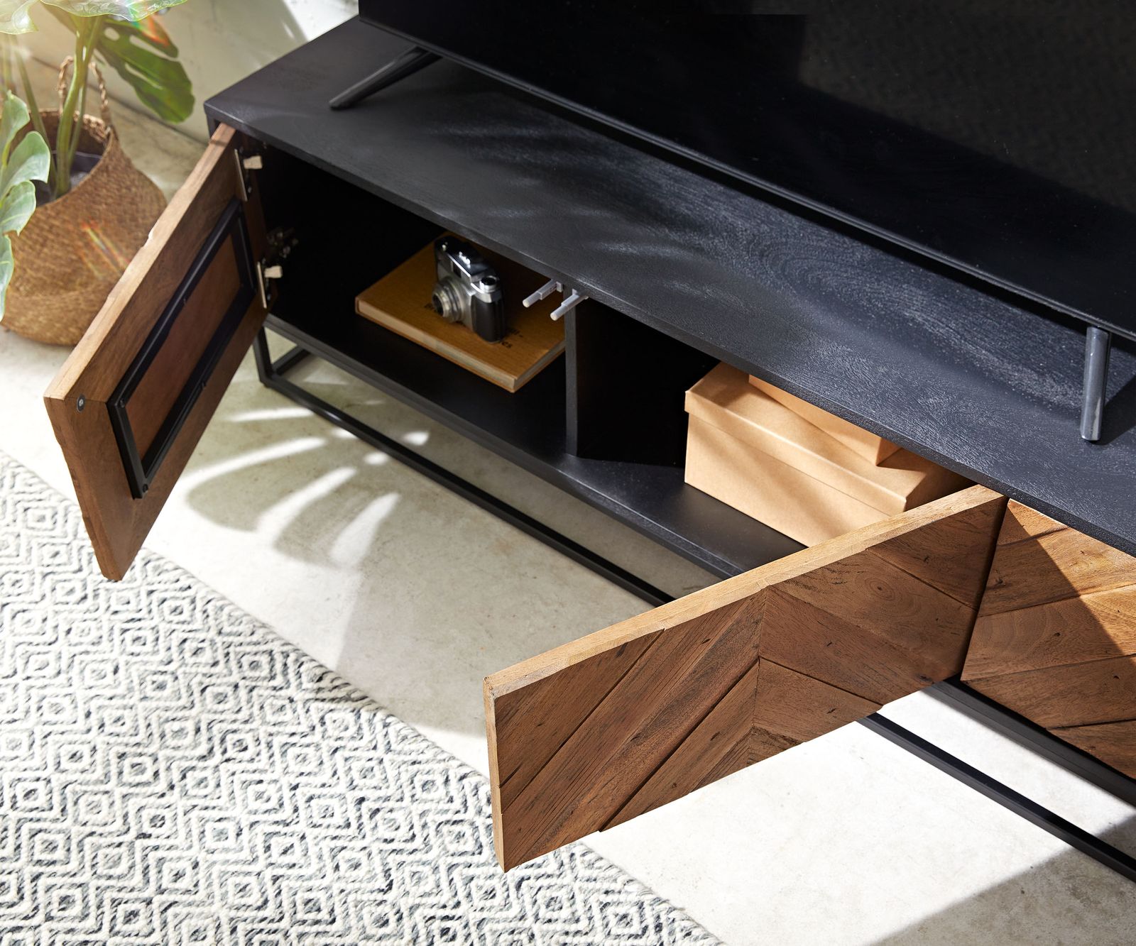 Meuble-TV Famke 145 cm manguier teck 3 portes 4 Meuble-TV Famke 145 cm manguier teck 3 portes 4