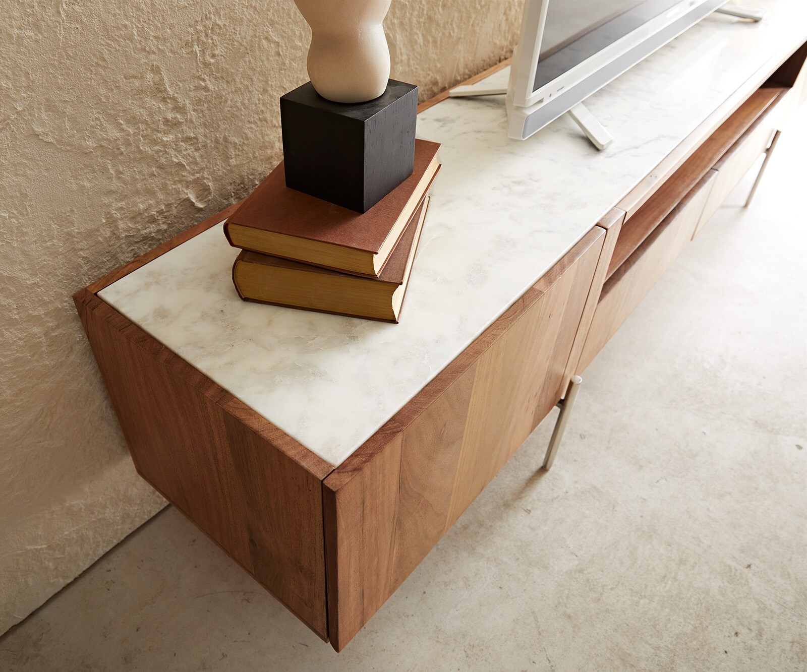 Meuble-TV Secara 220 cm acacia naturel 2 portes 2 tiroirs marbre pieds inoxydable 6