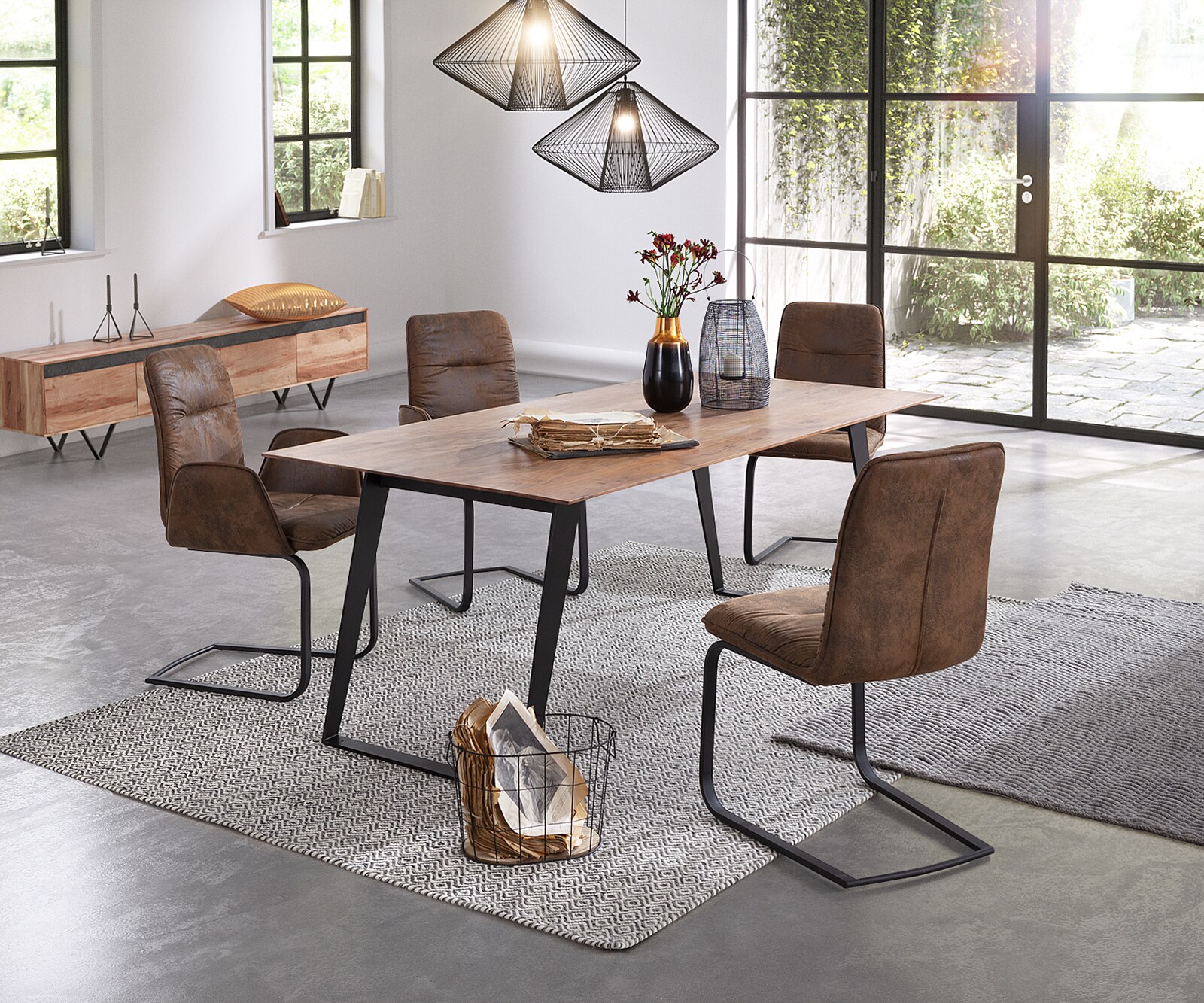 Table-à-manger Edge 200x100 acacia nature métal incliné bord suisse