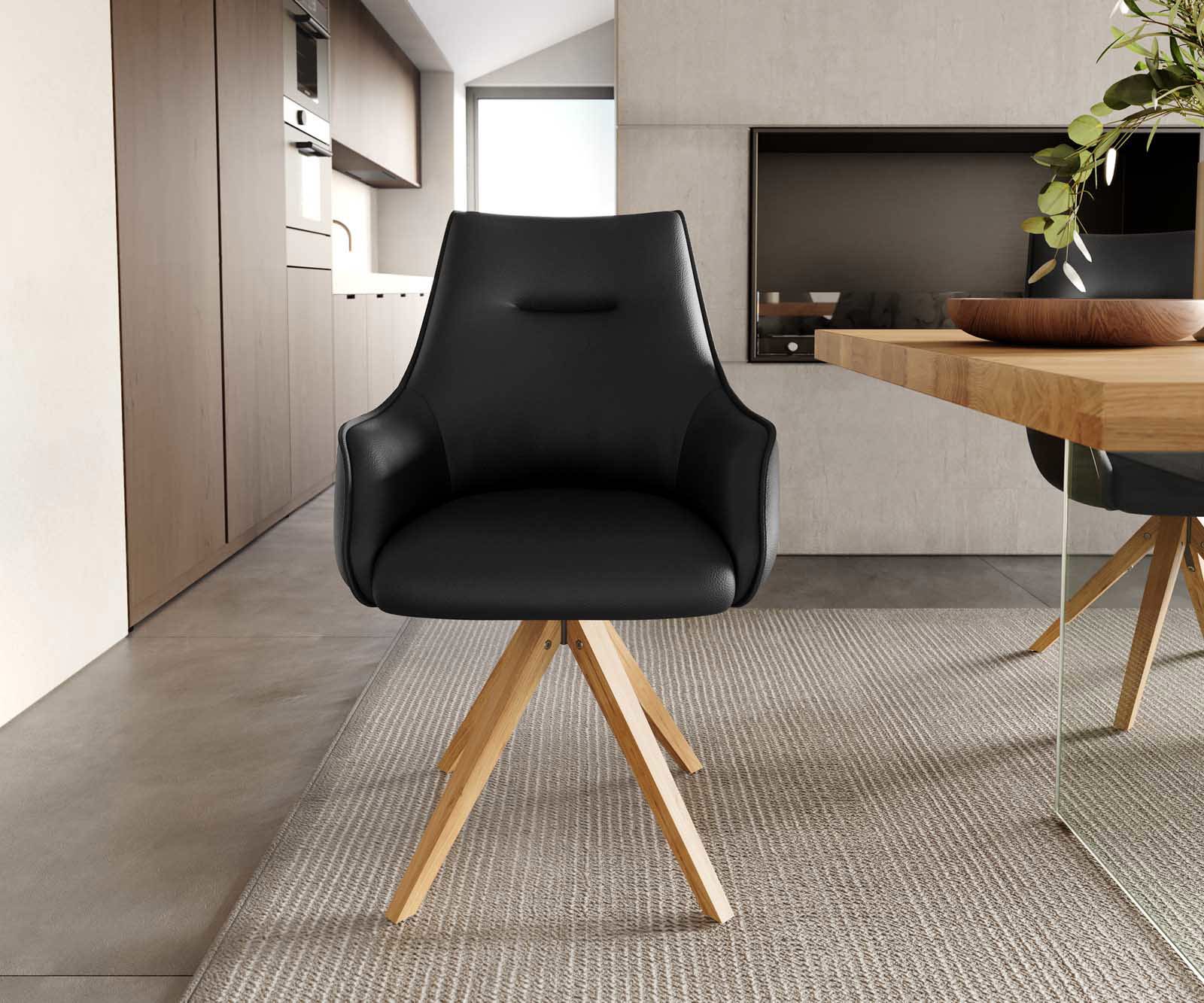 Chaise-pivotante Alja-Flex avec accoudoirs cuir de vache noir pied en bois angulaire naturel pivotement sur 180° ressorts ensachés 1 Chaise-pivotante Alja-Flex avec accoudoirs cuir de vache noir pied en bois angulaire naturel pivotement sur 180° ressorts ensachés 1