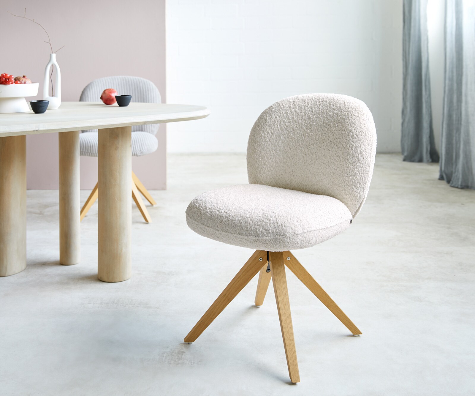 Chaise-pivotante Nube-Flex bouclé blanc pied en bois angulaire naturel pivotement sur 180° ressorts ensachés