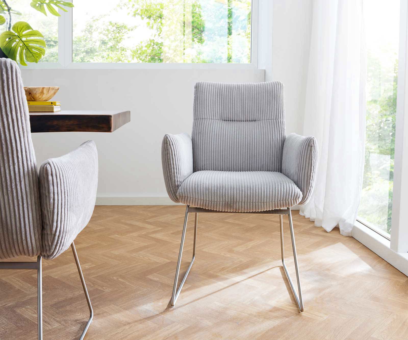 Chaise-de-salle-à-manger Jova-Flex avec accoudoirs côtelé gris argenté pied trapèze acier inoxydable brossé ressorts ensachés 1 Chaise-de-salle-à-manger Jova-Flex avec accoudoirs côtelé gris argenté pied trapèze acier inoxydable brossé ressorts ensachés 1