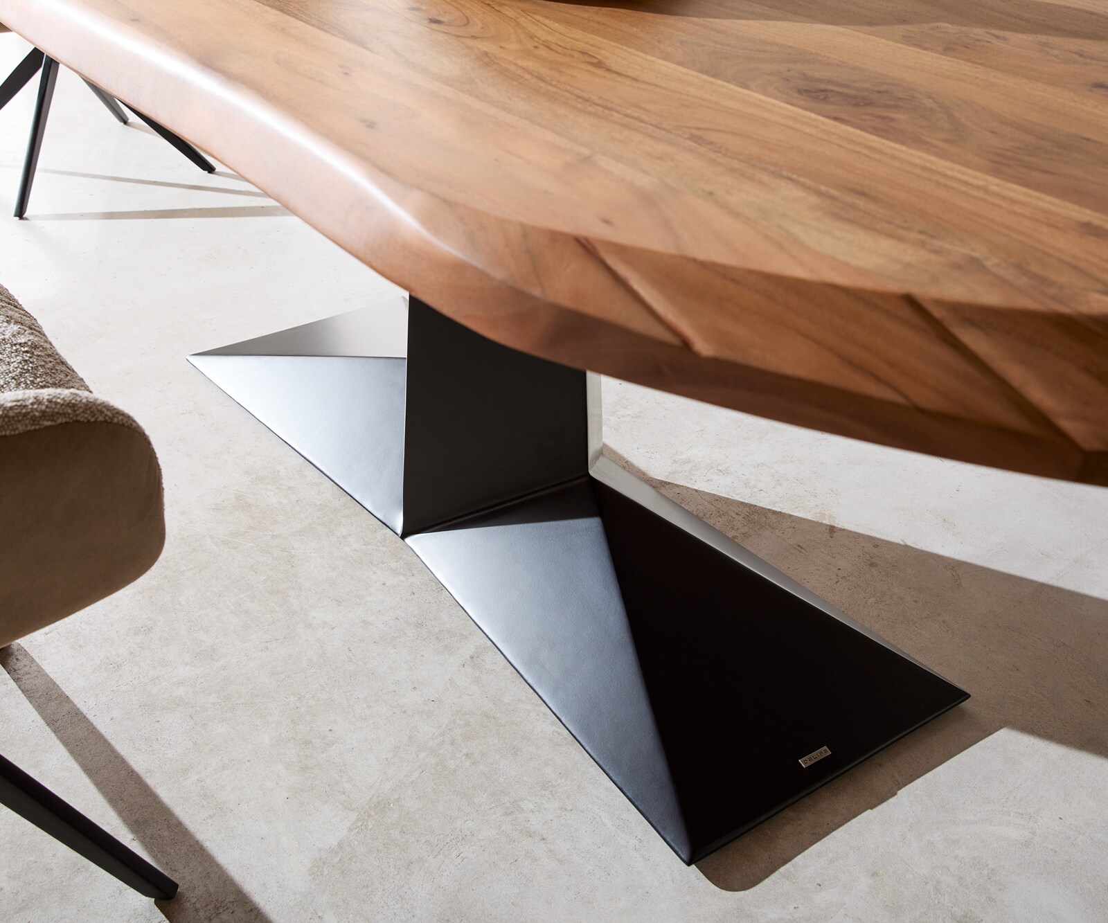Table à manger Aithon 240x105 cm acacia brun piètement en métal noir ovale 6