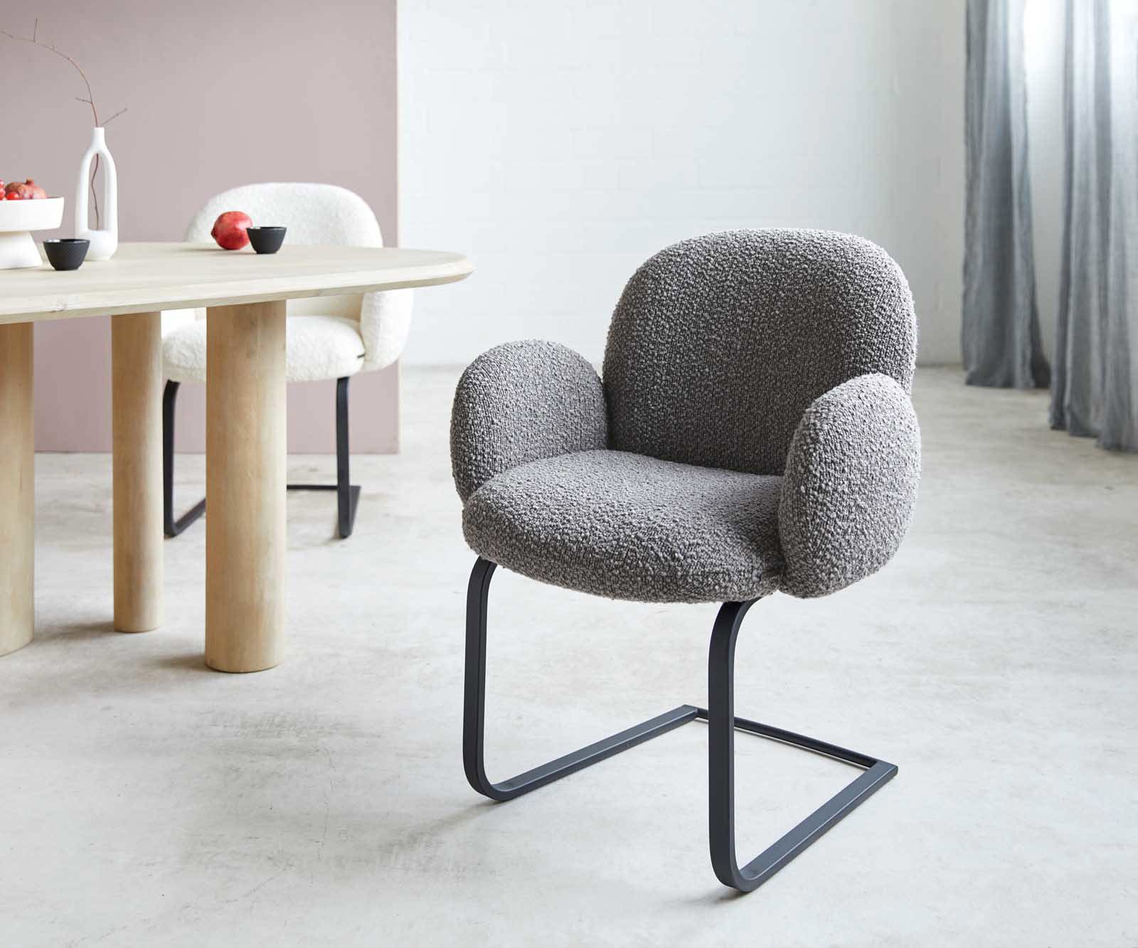 Cantilever Nube-Flex avec accoudoirs bouclé gris argenté pied cantilever plat noir ressorts ensachés Cantilever Nube-Flex avec accoudoirs bouclé gris argenté pied cantilever plat noir ressorts ensachés