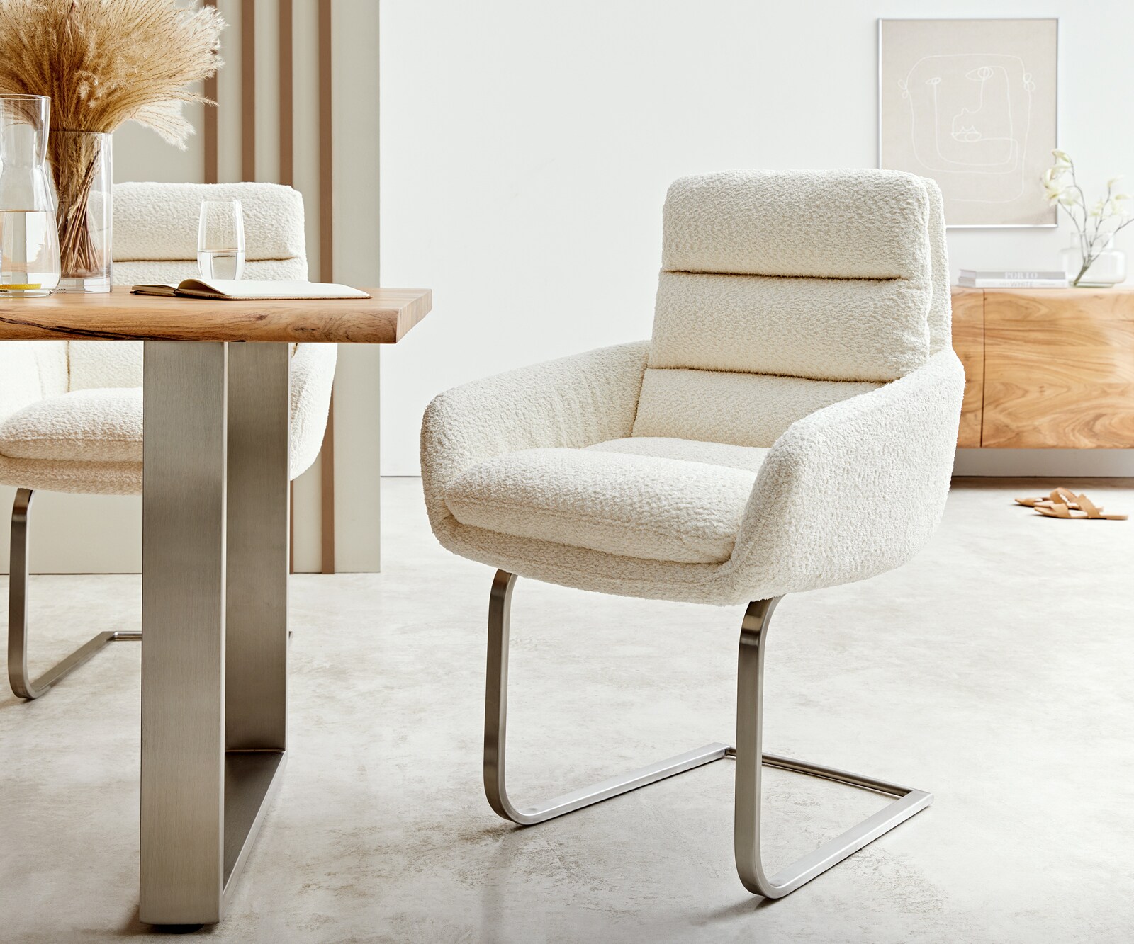 Cantilever Abelia-Flex avec accoudoirs bouclé blanc pied cantilever plat acier inoxydable brossé