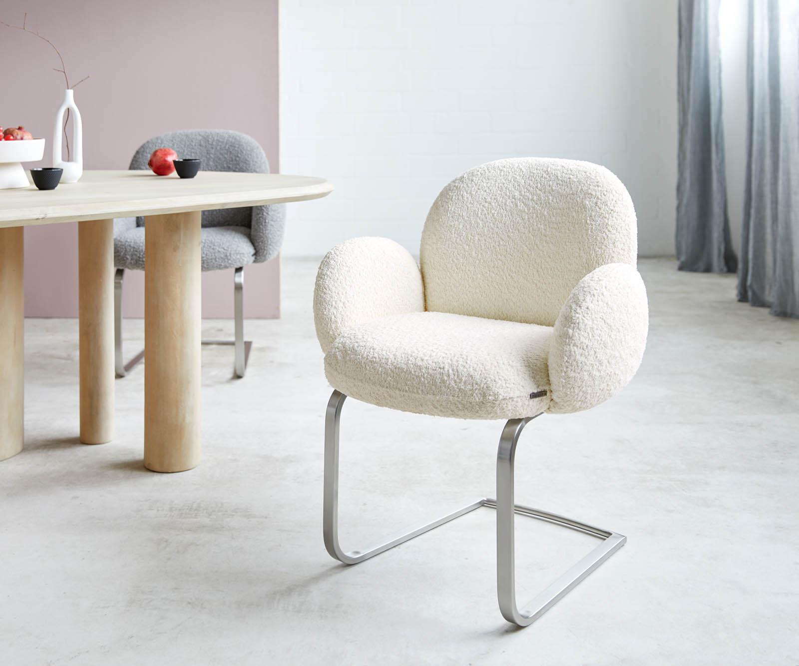 Cantilever Nube-Flex avec accoudoirs bouclé blanc pied cantilever plat acier inoxydable brossé ressorts ensachés
