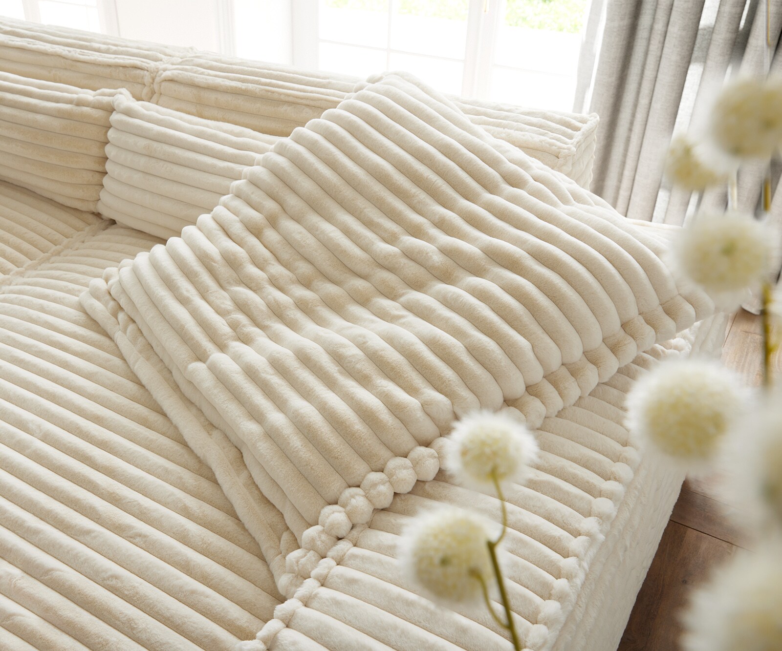 Coussin décoratif Sirpio XL en velours côtelé peluche beige 85x85 1