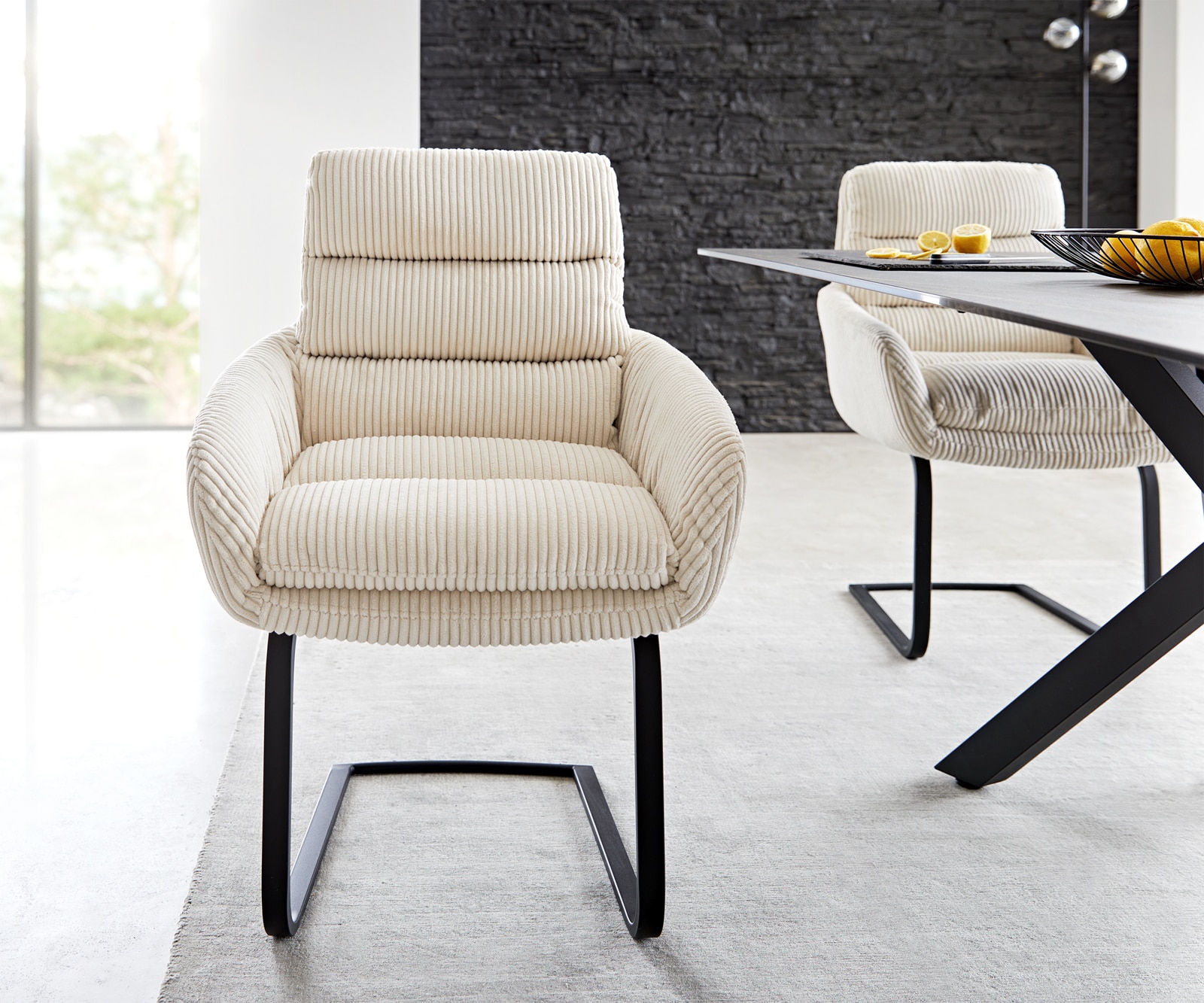 Cantilever Abelia-Flex avec accoudoirs côtelé beige vintage pied cantilever plat noir 1 Cantilever Abelia-Flex avec accoudoirs côtelé beige vintage pied cantilever plat noir 1