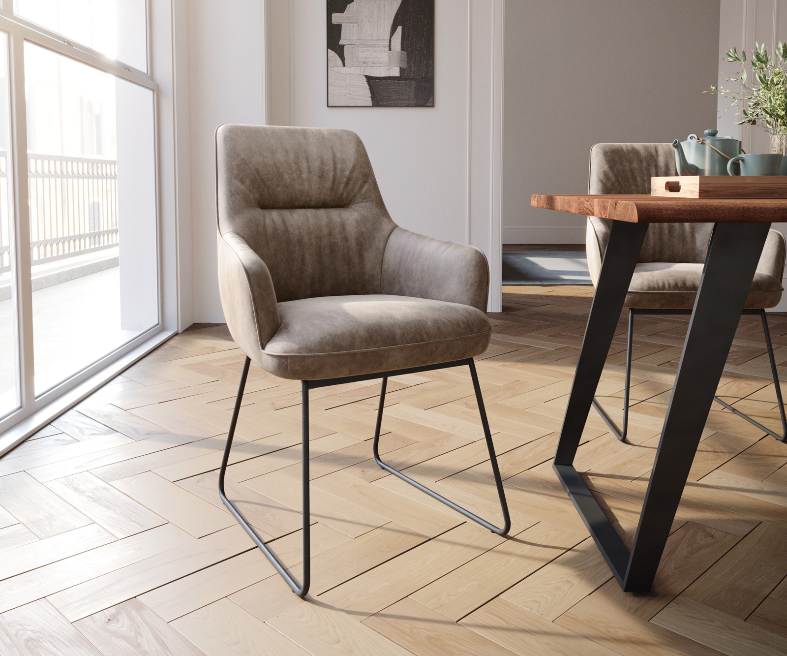 Chaise-de-salle-à-manger Zelia-Flex avec accoudoirs microvelours taupe vintage pied trapèze noir ressorts ensachés 1