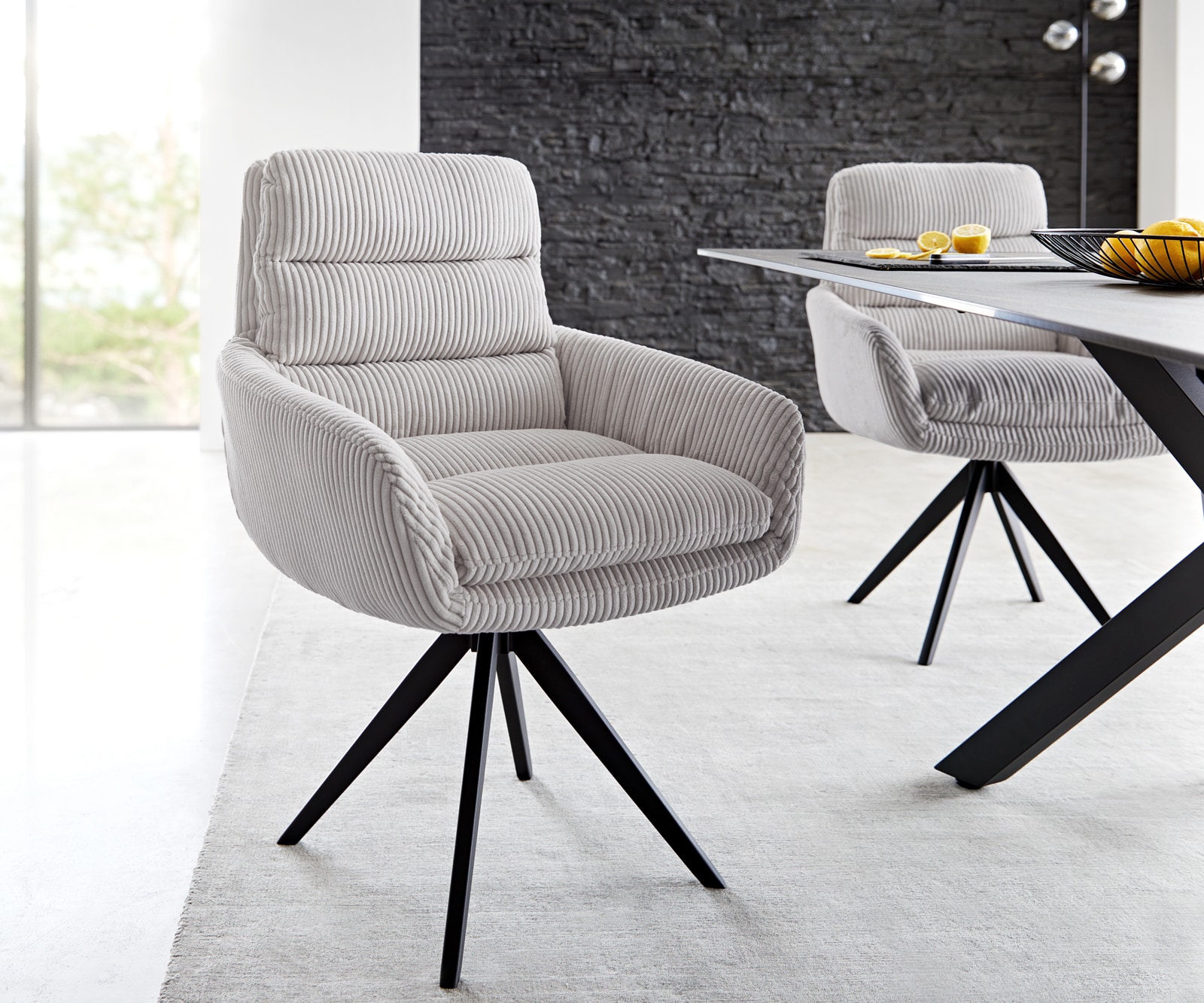 Chaise-de-salle-à-manger Abelia-Flex avec accoudoirs côtelé gris argenté pied croisé angulaire noir Chaise-de-salle-à-manger Abelia-Flex avec accoudoirs côtelé gris argenté pied croisé angulaire noir