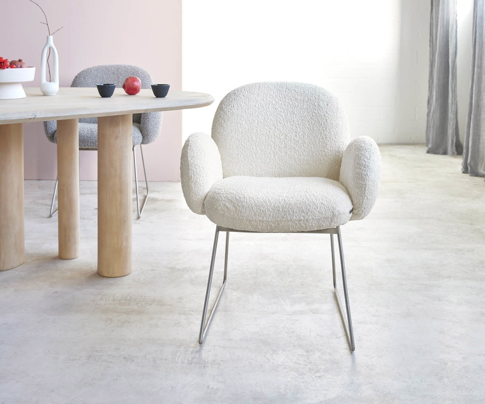 Chaise-de-salle-à-manger Nube-Flex avec accoudoirs bouclé blanc pied trapèze acier inoxydable brossé ressorts ensachés 1 Chaise-de-salle-à-manger Nube-Flex avec accoudoirs bouclé blanc pied trapèze acier inoxydable brossé ressorts ensachés 1