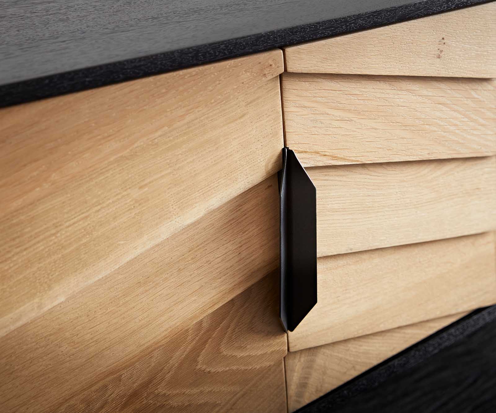 Meuble-TV Muvi 200 cm chêne naturel manguier noir métal noir 2 portes 2 compartiments 4