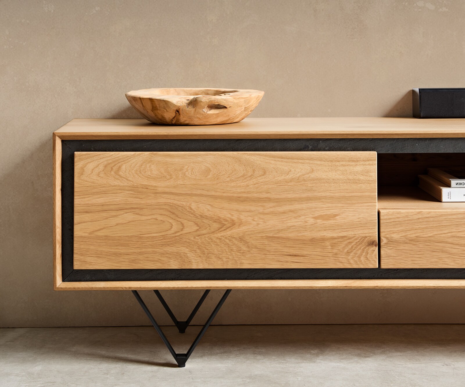 Meuble TV Stonegrace 240 cm Chêne naturel 2 portes 1 compartiment 2 tiroirs Placage pierre Pied en V métal noir 6