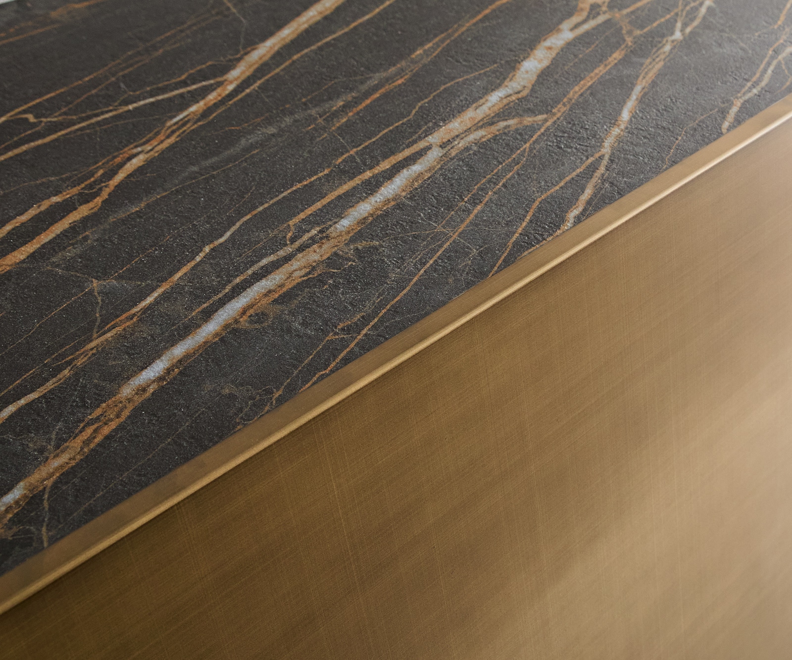 Buffet Kazu 220 cm Or métallique 4 portes Pied acrylique Céramique Laminam®Noir Desir Marron 2 Buffet Kazu 220 cm Or métallique 4 portes Pied acrylique Céramique Laminam®Noir Desir Marron 2