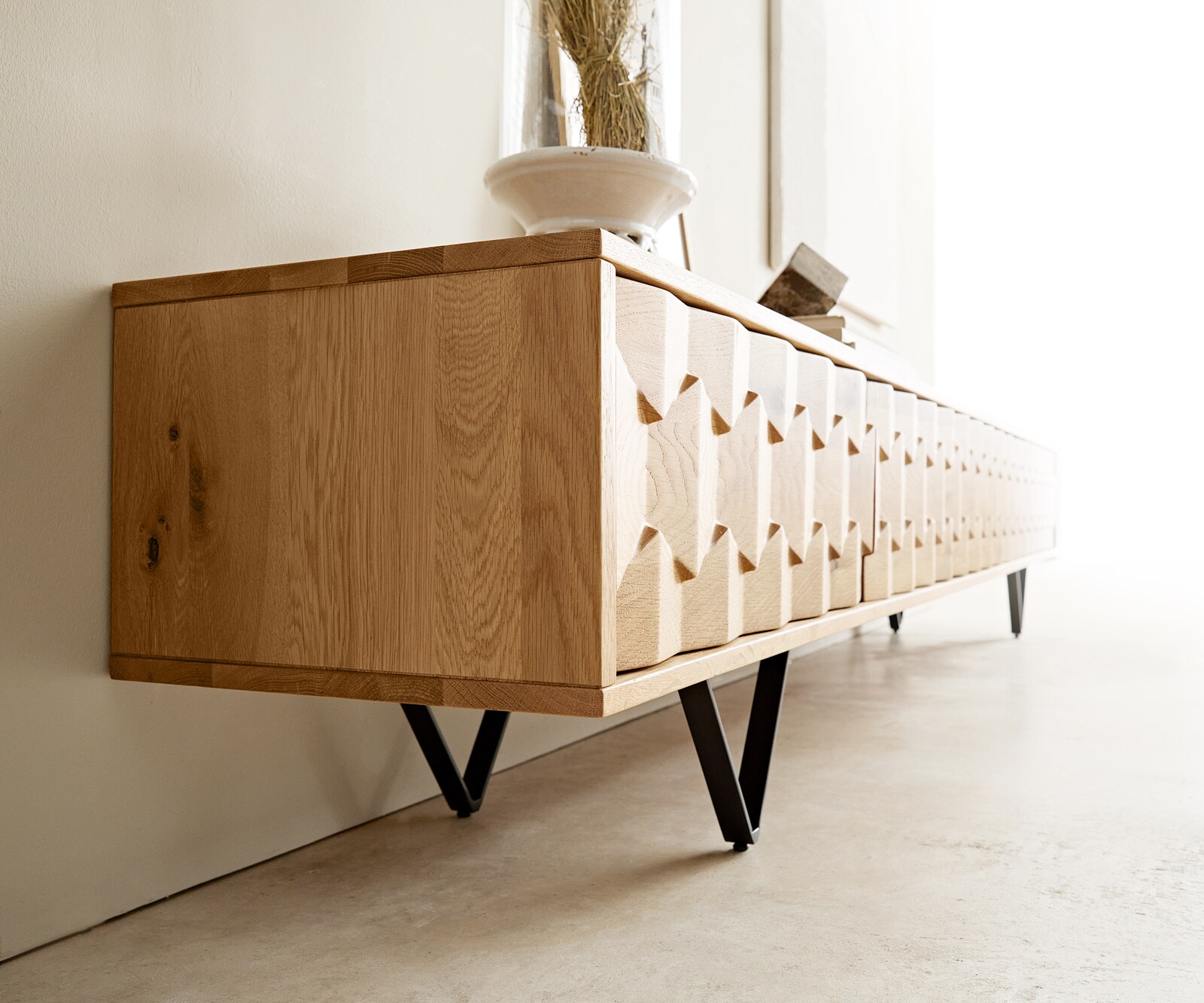 Meuble-TV Fevo 220 cm chêne naturel 4 portes pied en V métal noir 8