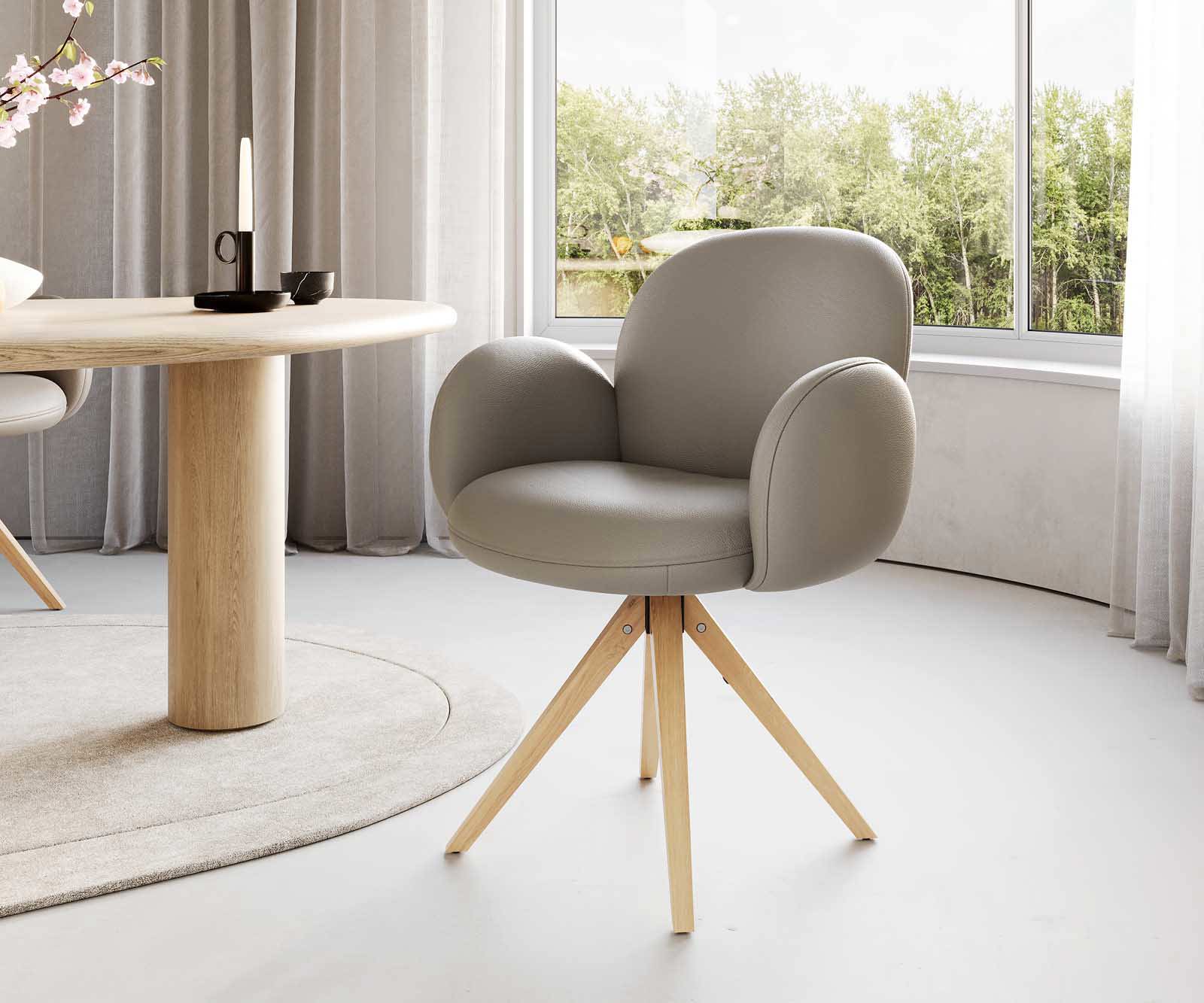 Chaise-pivotante Nube-Flex avec accoudoirs cuir de vache couleur boue pied en bois angulaire naturel pivotement sur 180° ressorts ensachés