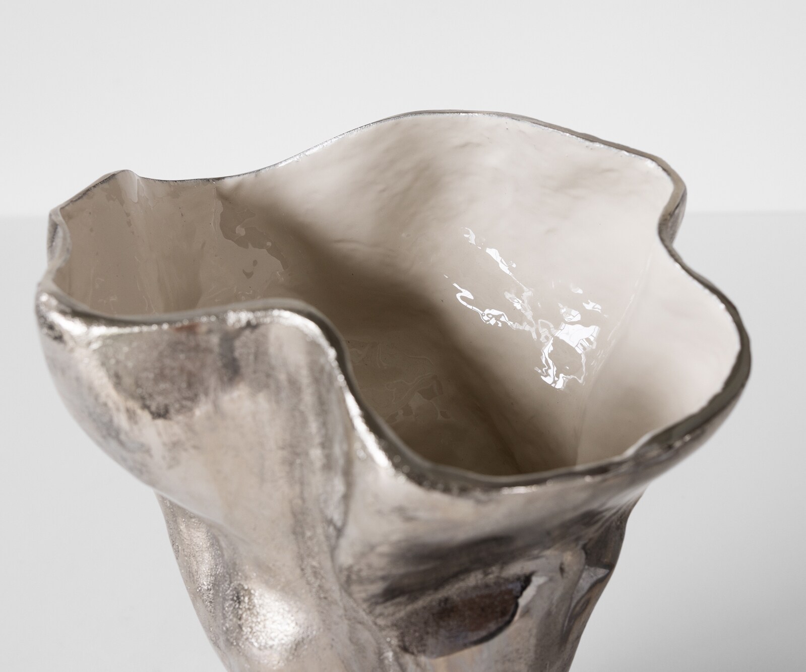 Vase Mimoro l28 x P24 x H38 cm Aluminium Platin Opal Fait main 1