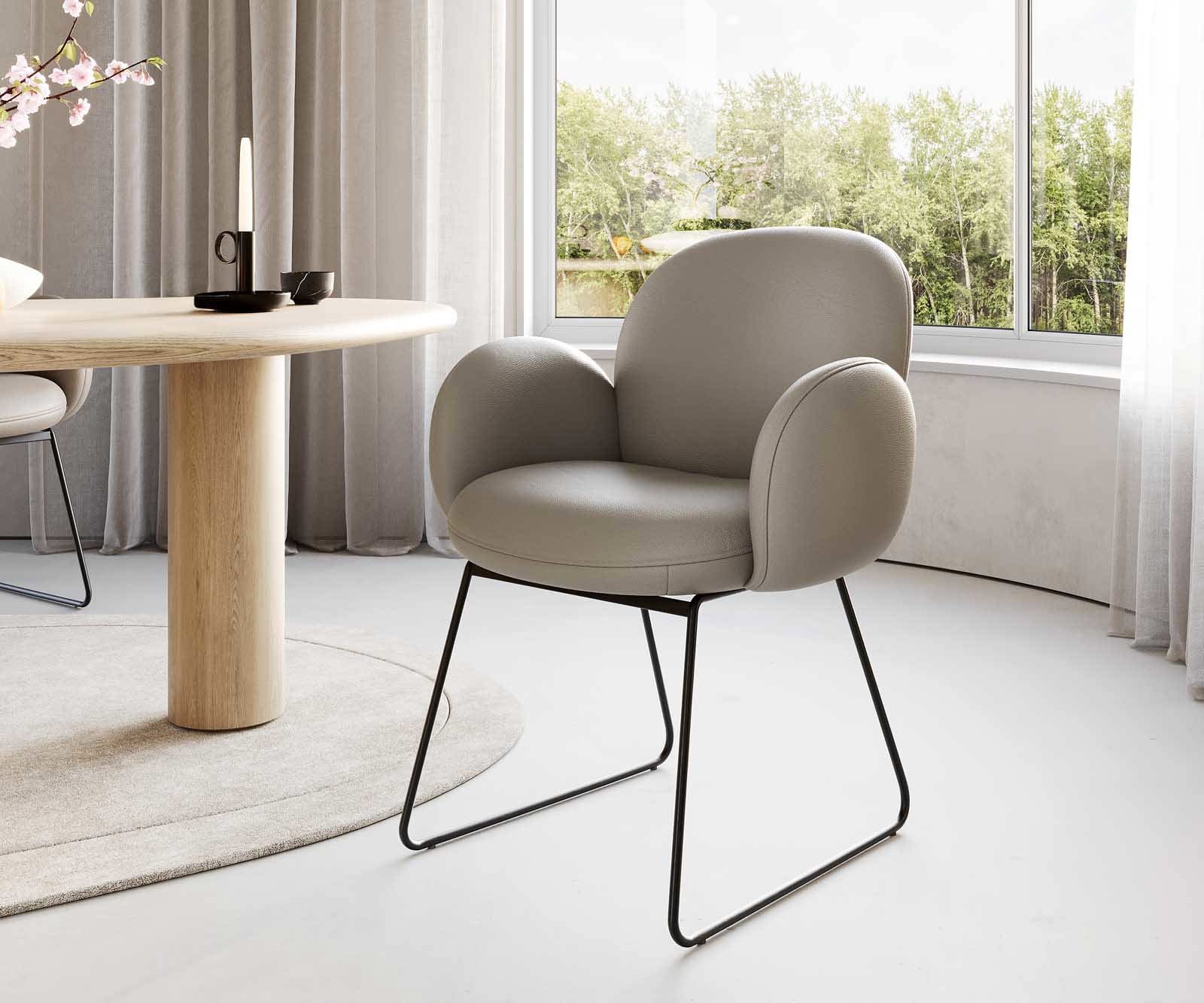 Chaise-de-salle-à-manger Nube-Flex avec accoudoirs cuir de vache couleur boue pied trapèze noir ressorts ensachés 2 Chaise-de-salle-à-manger Nube-Flex avec accoudoirs cuir de vache couleur boue pied trapèze noir ressorts ensachés 2