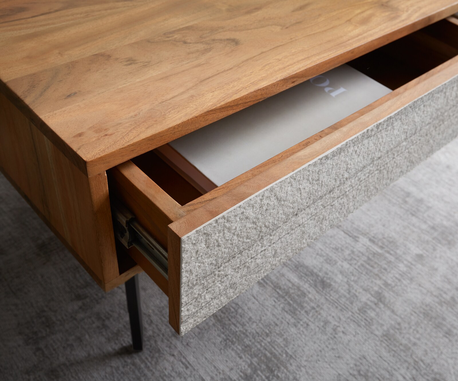 Table basse Kleo 115x60 cm acacia naturel 4 tiroirs pieds angulaires métal noir 3