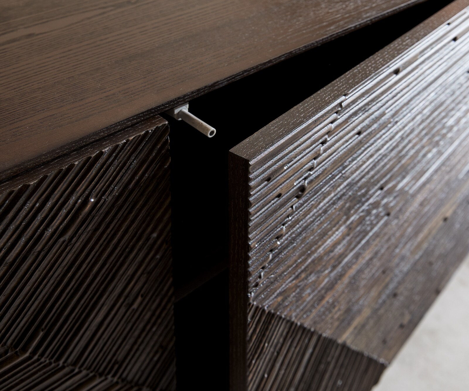 Meuble-TV Tereos 220 cm Frêne brun foncé Effet 3D 4 portes Pieds angulaires Acier inoxydable brossé 6