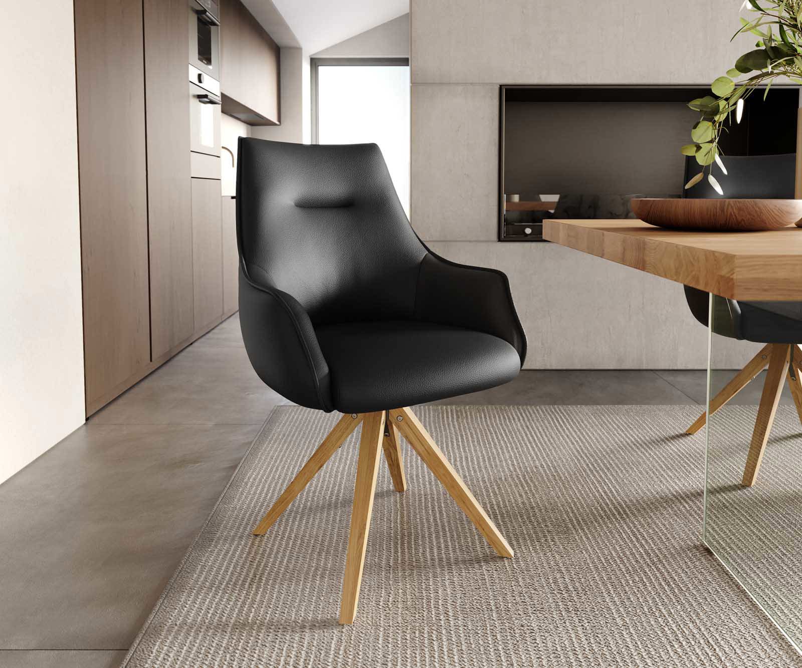 Chaise-pivotante Alja-Flex avec accoudoirs cuir de vache noir pied en bois angulaire naturel pivotement sur 180° ressorts ensachés