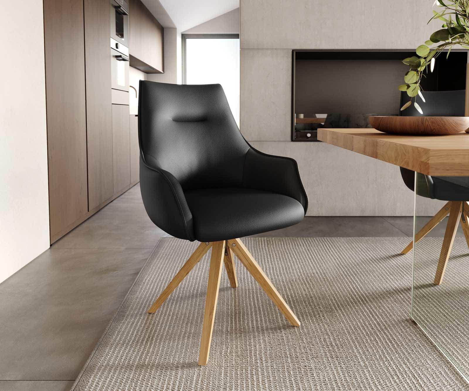 Chaise-pivotante Alja-Flex avec accoudoirs cuir de vache noir pied en bois angulaire naturel pivotement sur 180° ressorts ensachés Chaise-pivotante Alja-Flex avec accoudoirs cuir de vache noir pied en bois angulaire naturel pivotement sur 180° ressorts ensachés