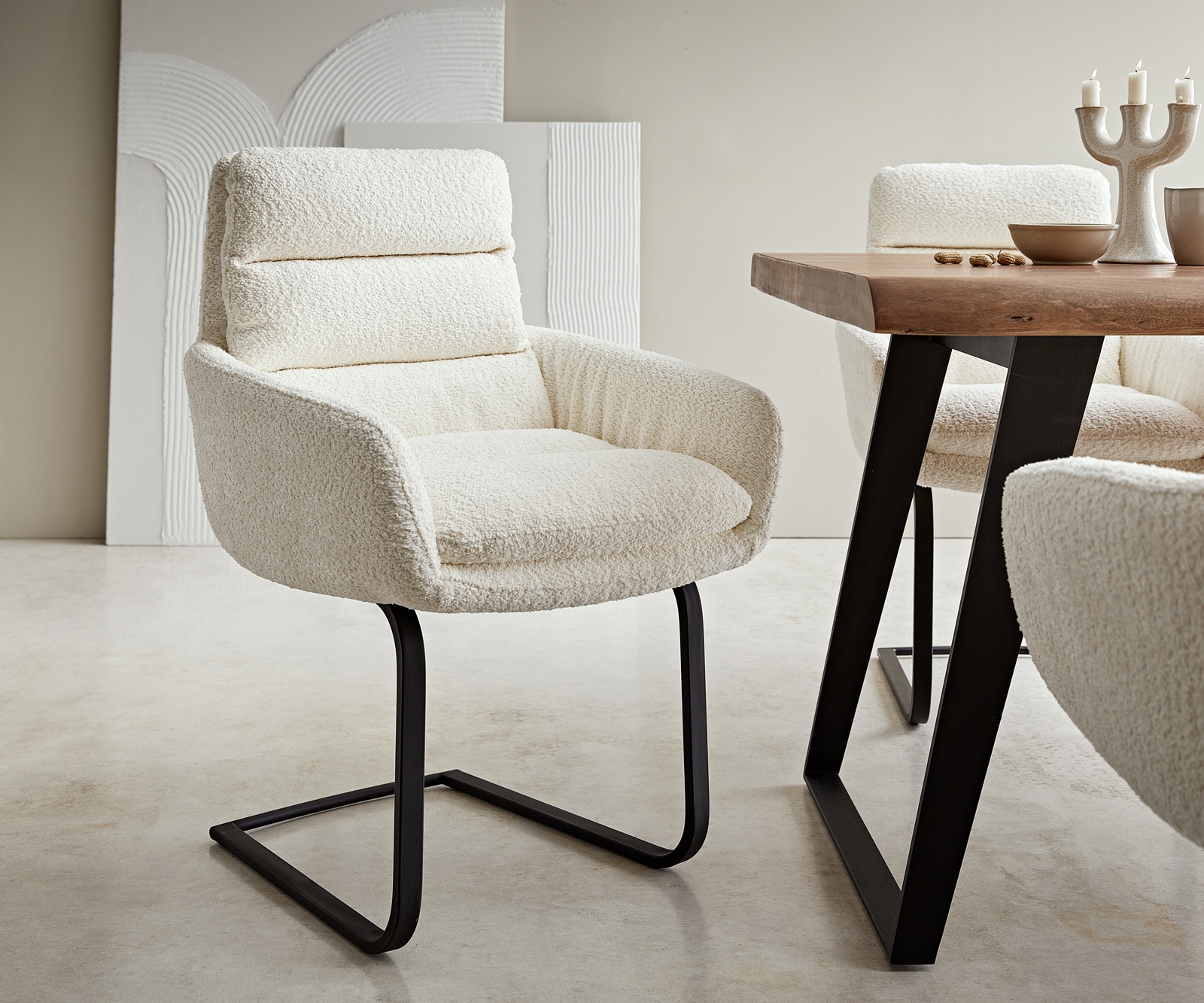 Cantilever Abelia-Flex avec accoudoirs bouclé blanc pied cantilever plat noir Cantilever Abelia-Flex avec accoudoirs bouclé blanc pied cantilever plat noir