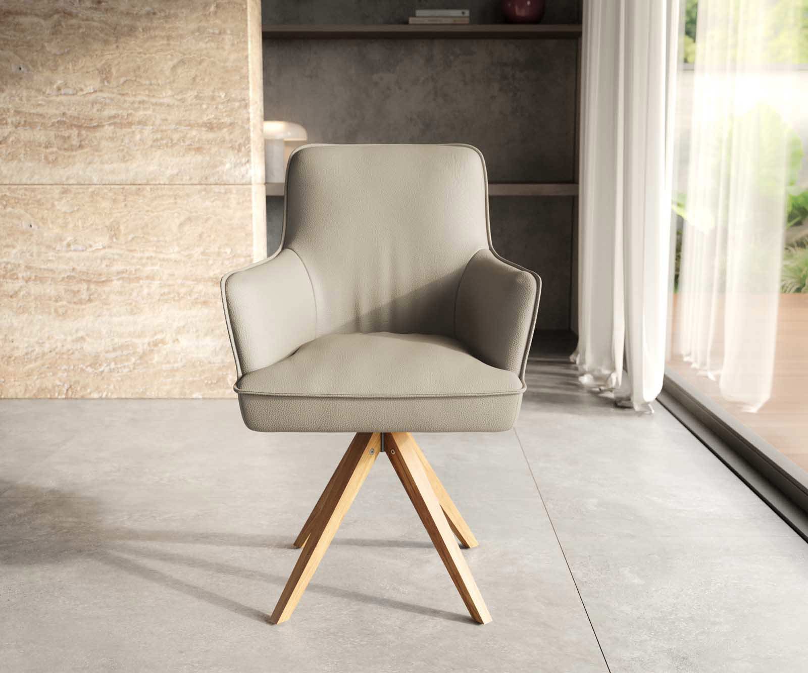 Chaise-pivotante Heira-Flex avec accoudoirs cuir de vache couleur boue pied en bois angulaire naturel pivotement sur 180° ressorts ensachés 1 Chaise-pivotante Heira-Flex avec accoudoirs cuir de vache couleur boue pied en bois angulaire naturel pivotement sur 180° ressorts ensachés 1