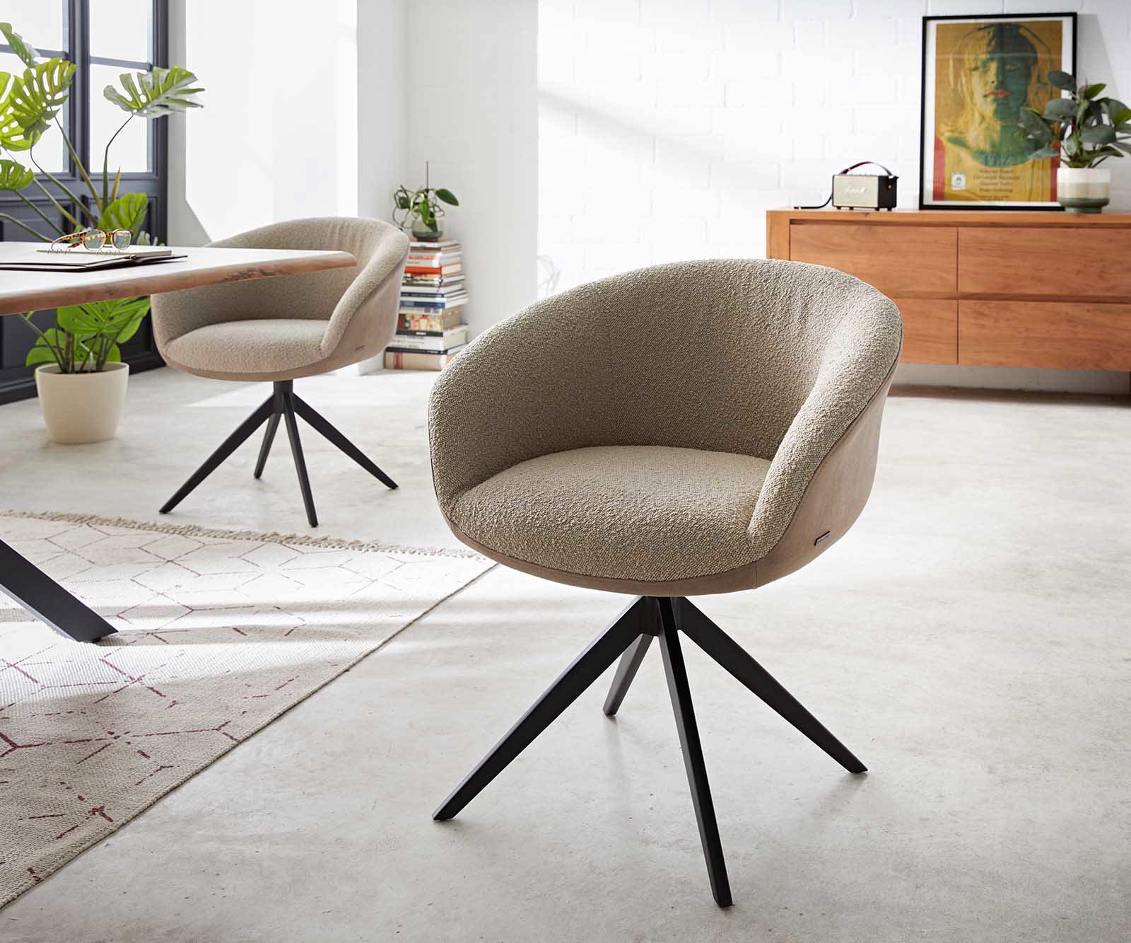 Chaise-pivotante Vinka-Flex avec accoudoirs tissu mixte couleur boue pied croisé large noir pivotement sur 360° ressorts ensachés