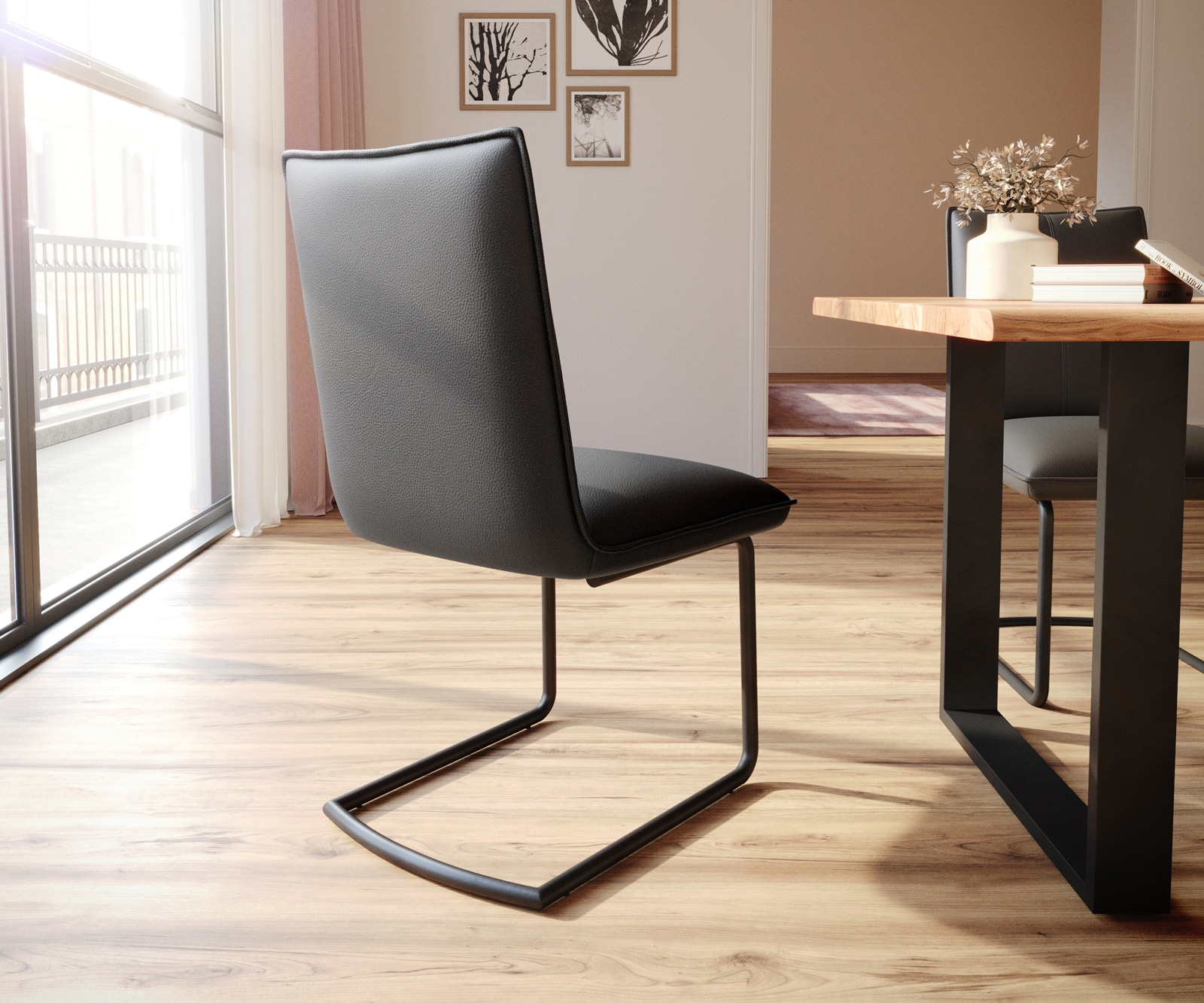 Cantilever Lelio-Flex cuir de vache noir pied cantilever rond noir ressorts ensachés 4 Cantilever Lelio-Flex cuir de vache noir pied cantilever rond noir ressorts ensachés 4