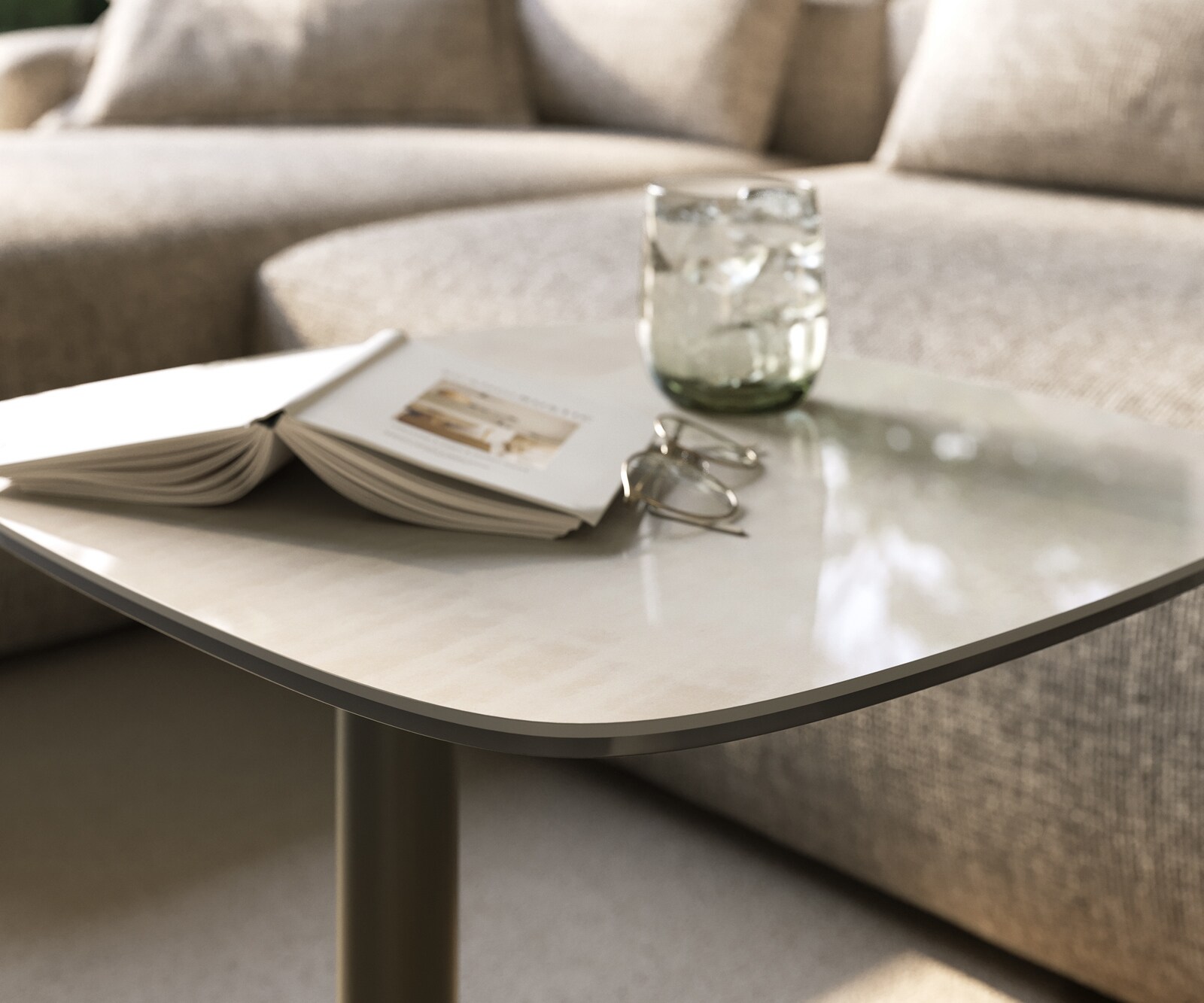 table d’appoint Edge forme bateau 50x50 cm céramique Onyx Champagne Eleny métal finition effet titane 6