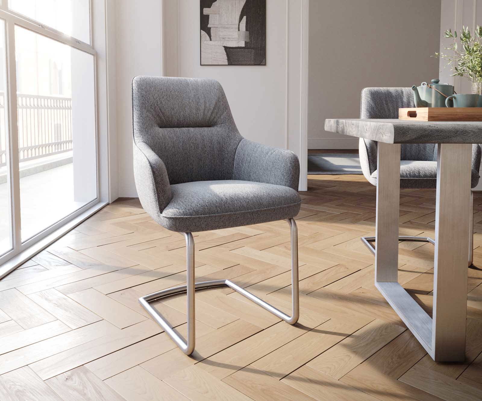 Cantilever Zelia-Flex avec accoudoirs tissu texturé gris clair pied cantilever rond acier inoxydable brossé ressorts ensachés