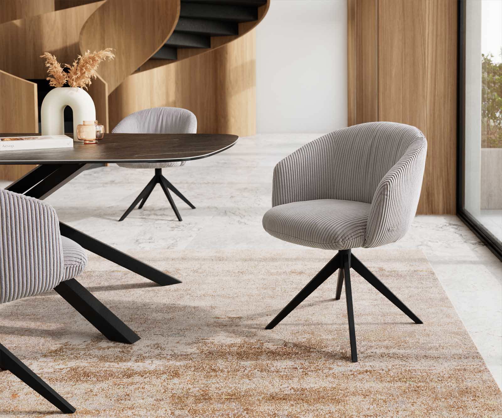 Chaise-pivotante Caja-Flex avec accoudoirs côtelé gris argenté pied croisé large noir pivotement sur 360° ressorts ensachés