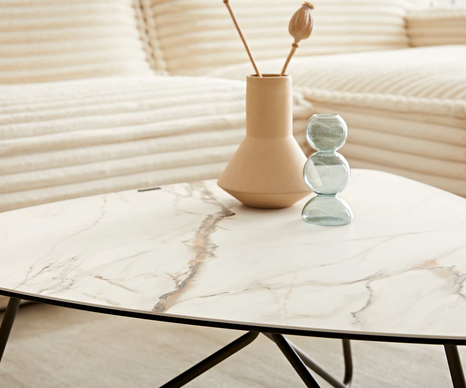 Table-basse Ekrem 88x85 cm céramique Calacatta Luxe blanc-or-gris piètement croisé rond métal effet titane 6