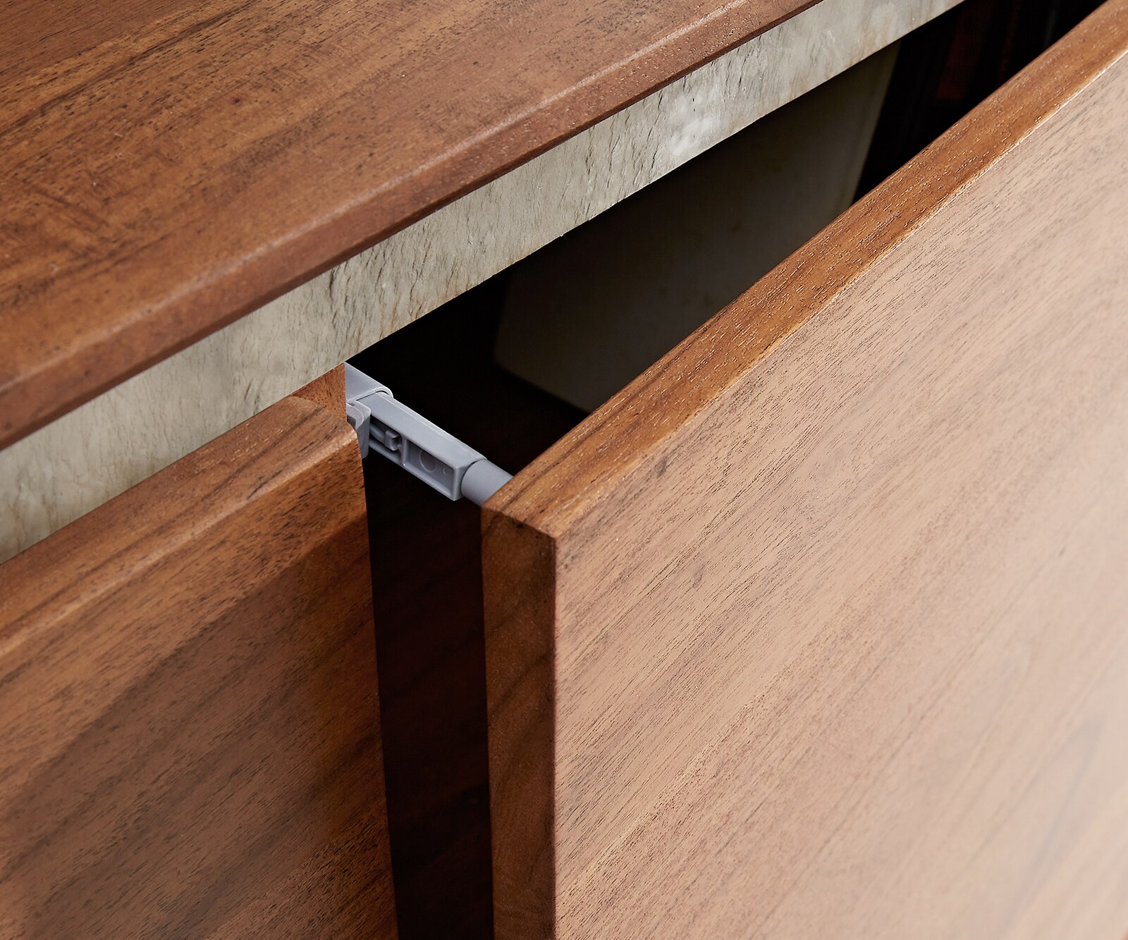 Buffet Stonegrace 175 cm acacia marron plaqué pierre 2 portes 3 tiroirs pied en V noir 5